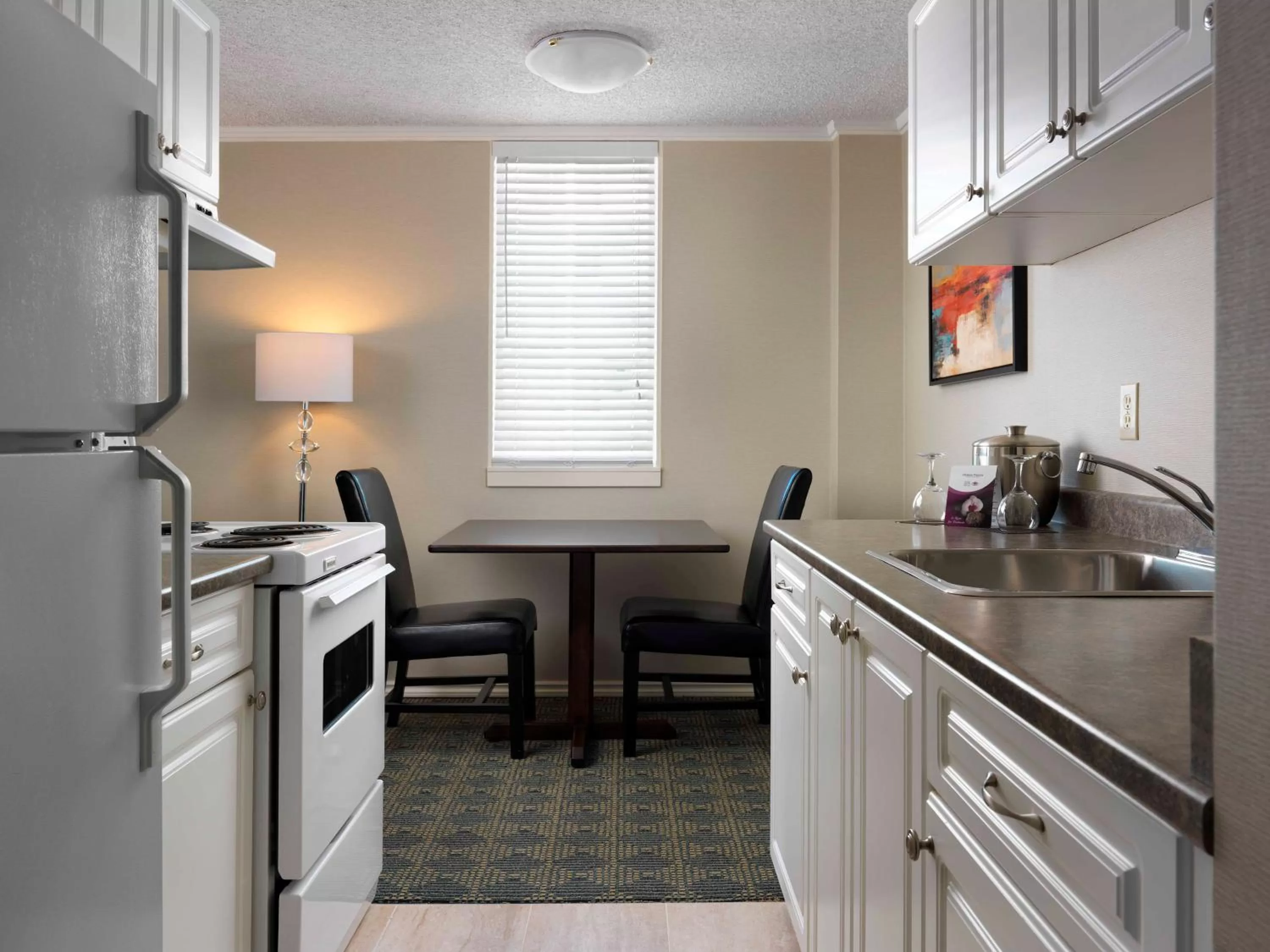Kitchen or kitchenette in Chateau Victoria Hotel & Suites