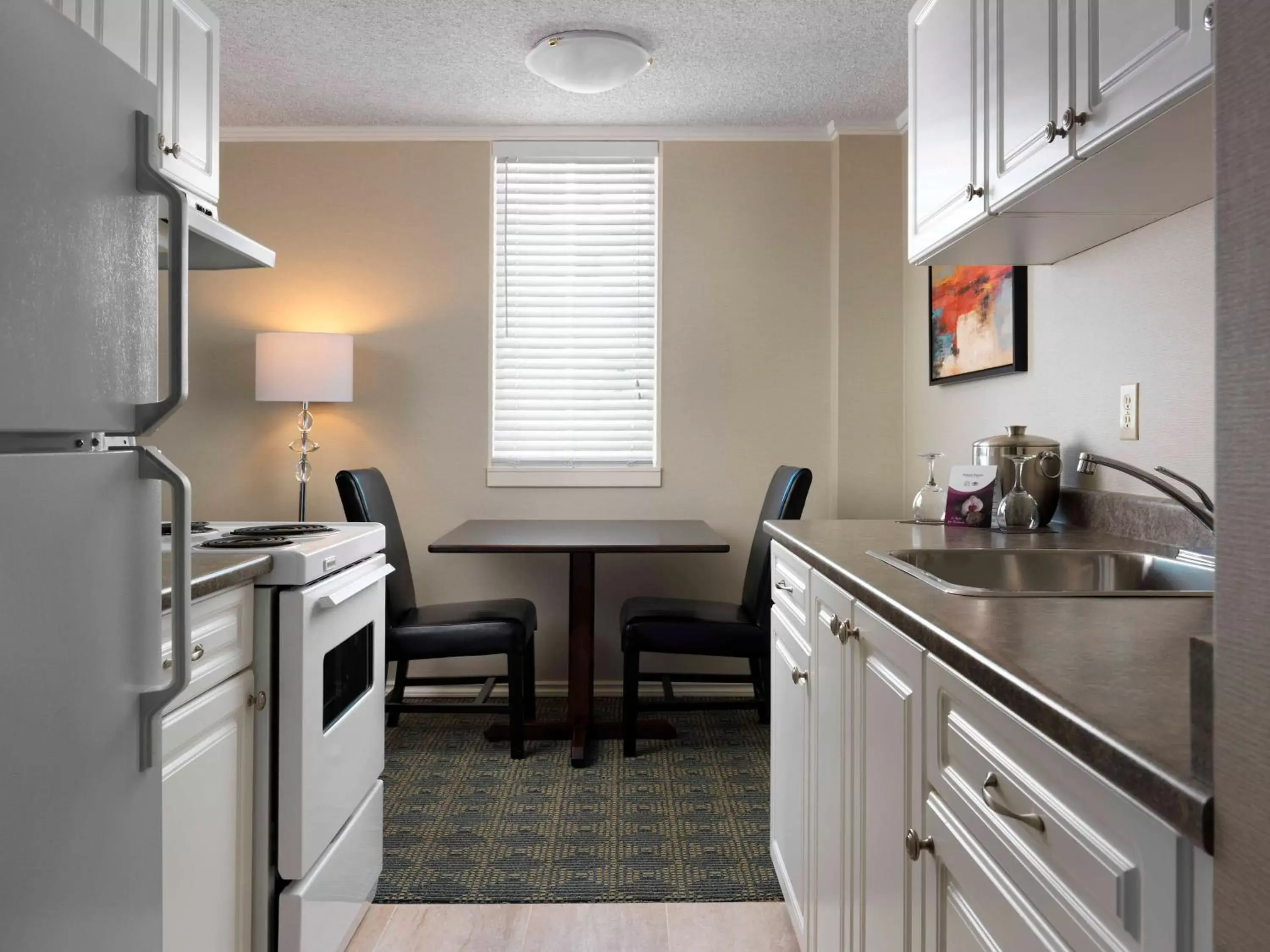 Kitchen or kitchenette, Kitchen/Kitchenette in Chateau Victoria Hotel & Suites