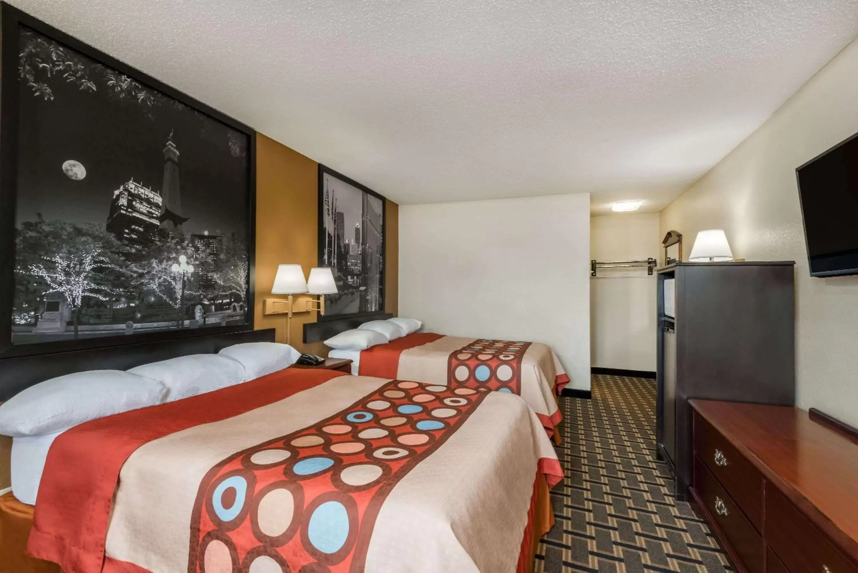 Photo of the whole room, Bed in Super 8 by Wyndham Indianapolis/NE/Castleton Area