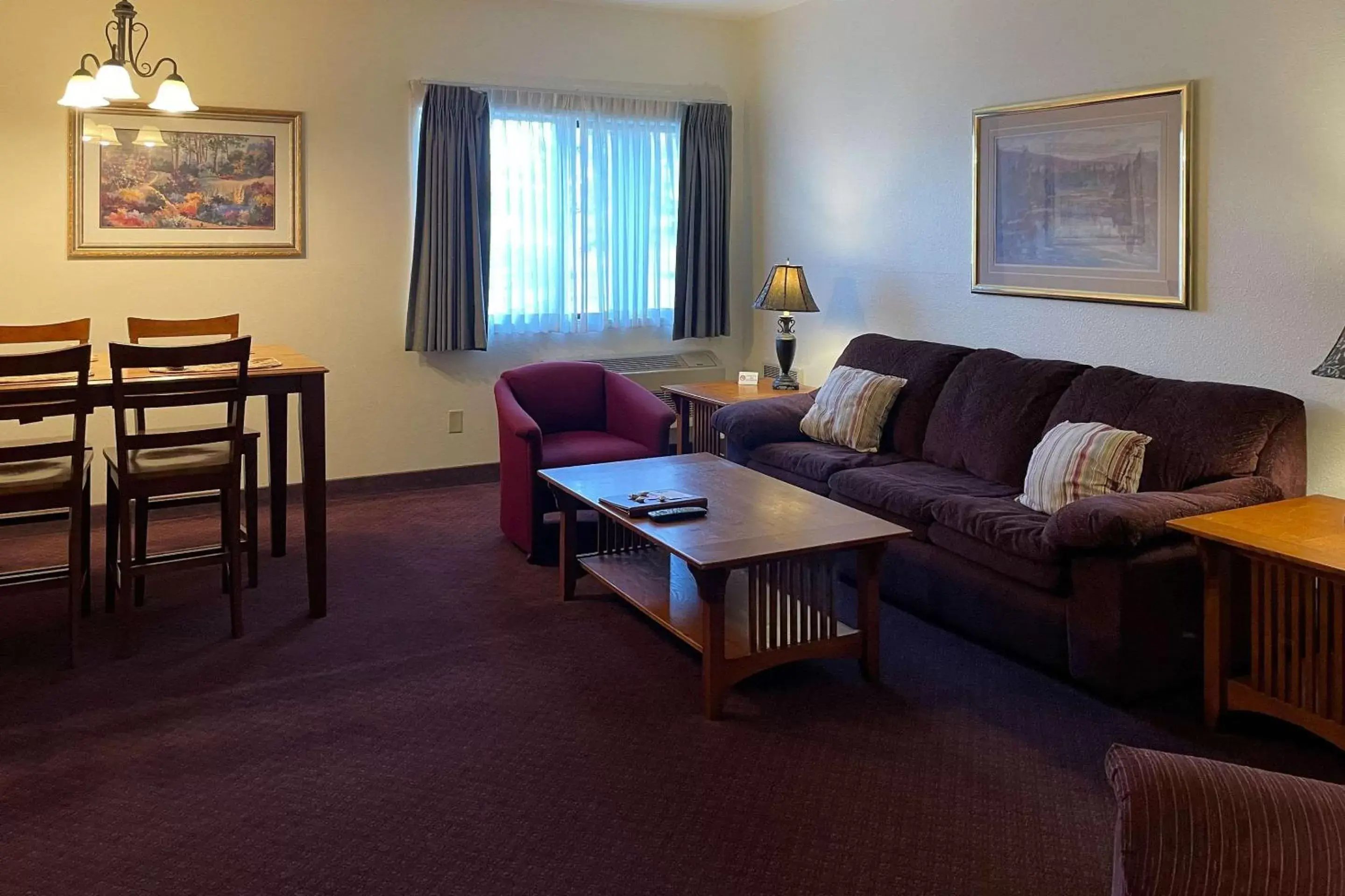 Bedroom, Seating Area in Edgewater Inn and Suites