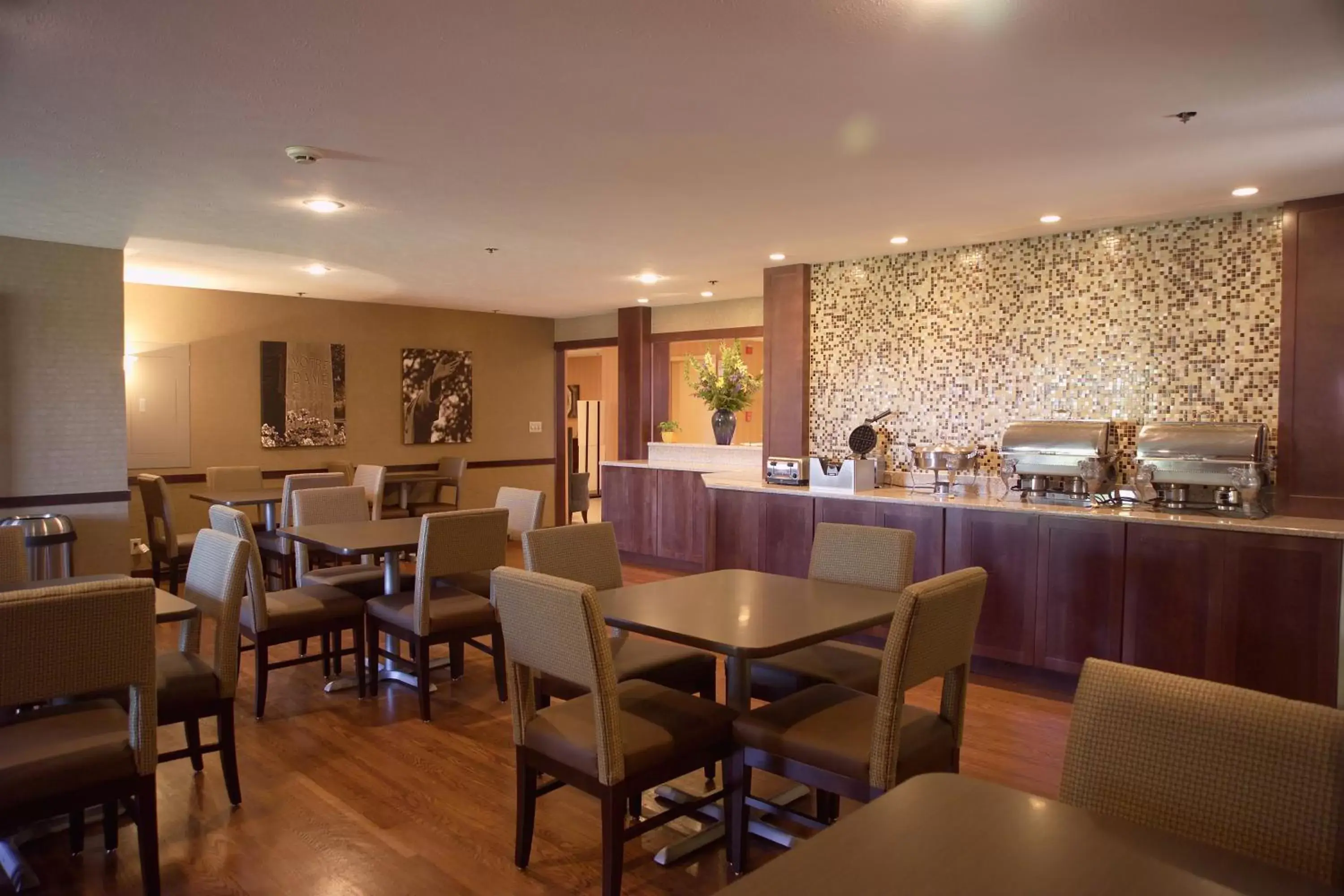 Restaurant/places to eat in Ivy Court Inn and Suites Restaurant/places to eat in Ivy Court Inn and Suites