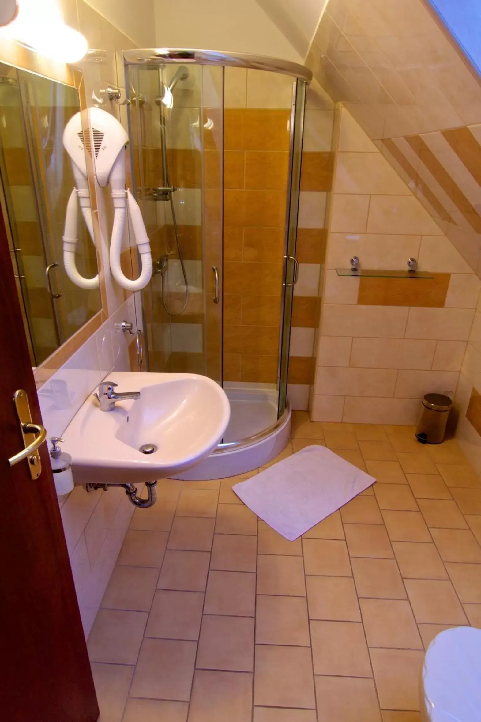 Bathroom in Le Rose Hotel