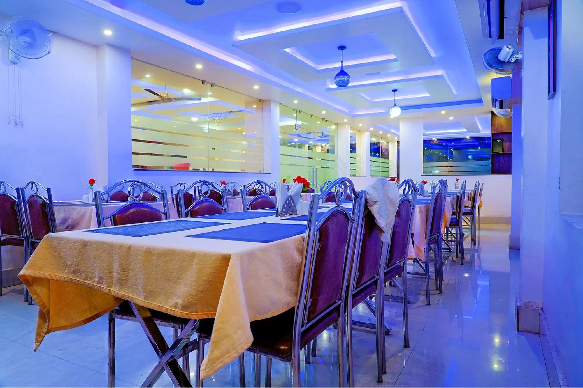 Restaurant/places to eat in FabHotel Kanchan Plaza