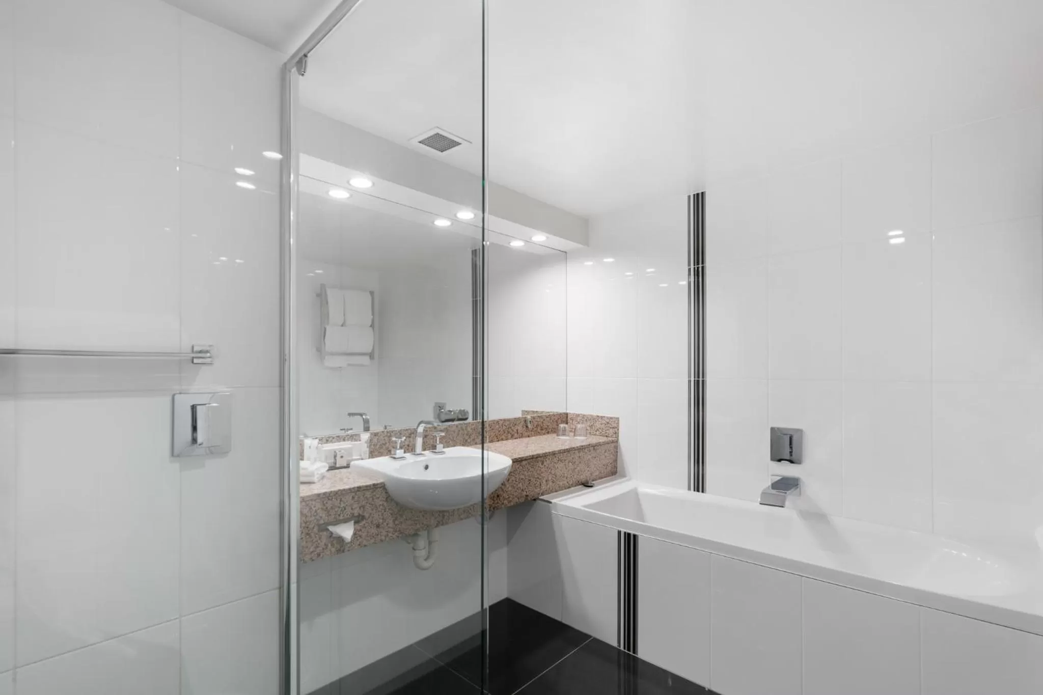 Bathroom in Hotel Grand Chancellor Launceston