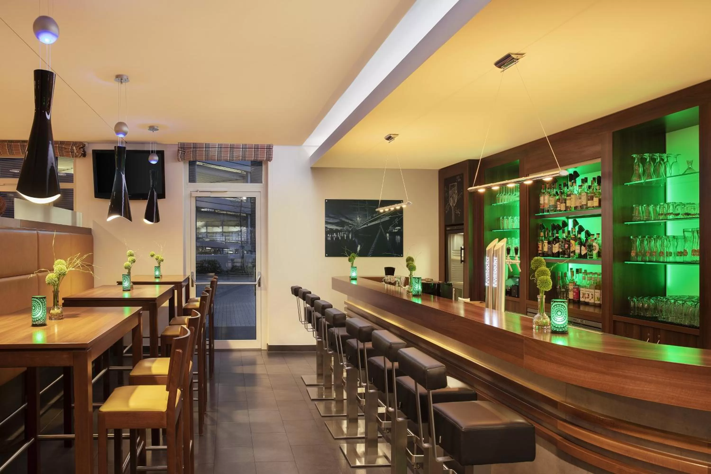 Lounge or bar in Holiday Inn Express Bremen Airport by IHG
