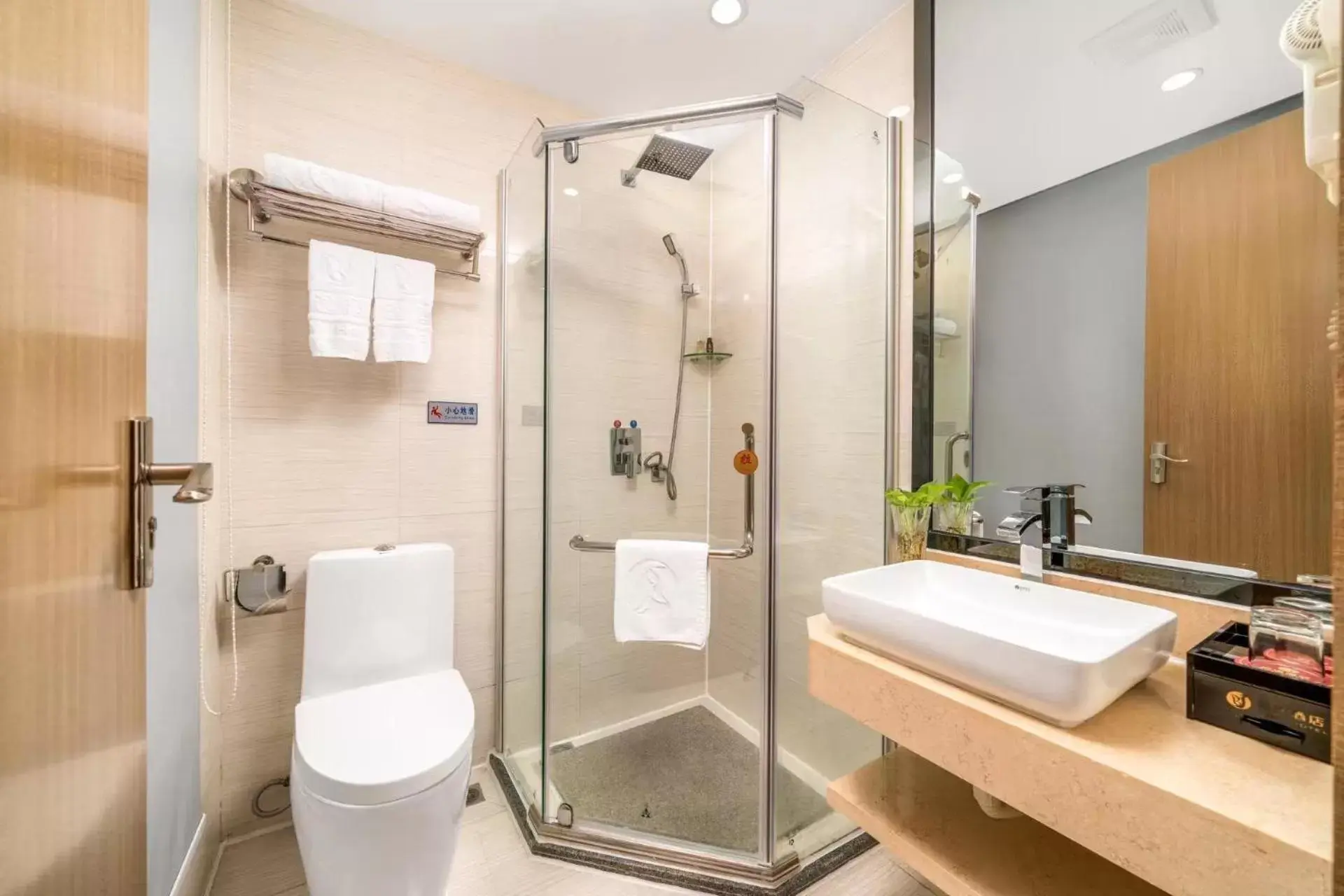 Shower, Bathroom in Guangzhou Boyi Hotel
