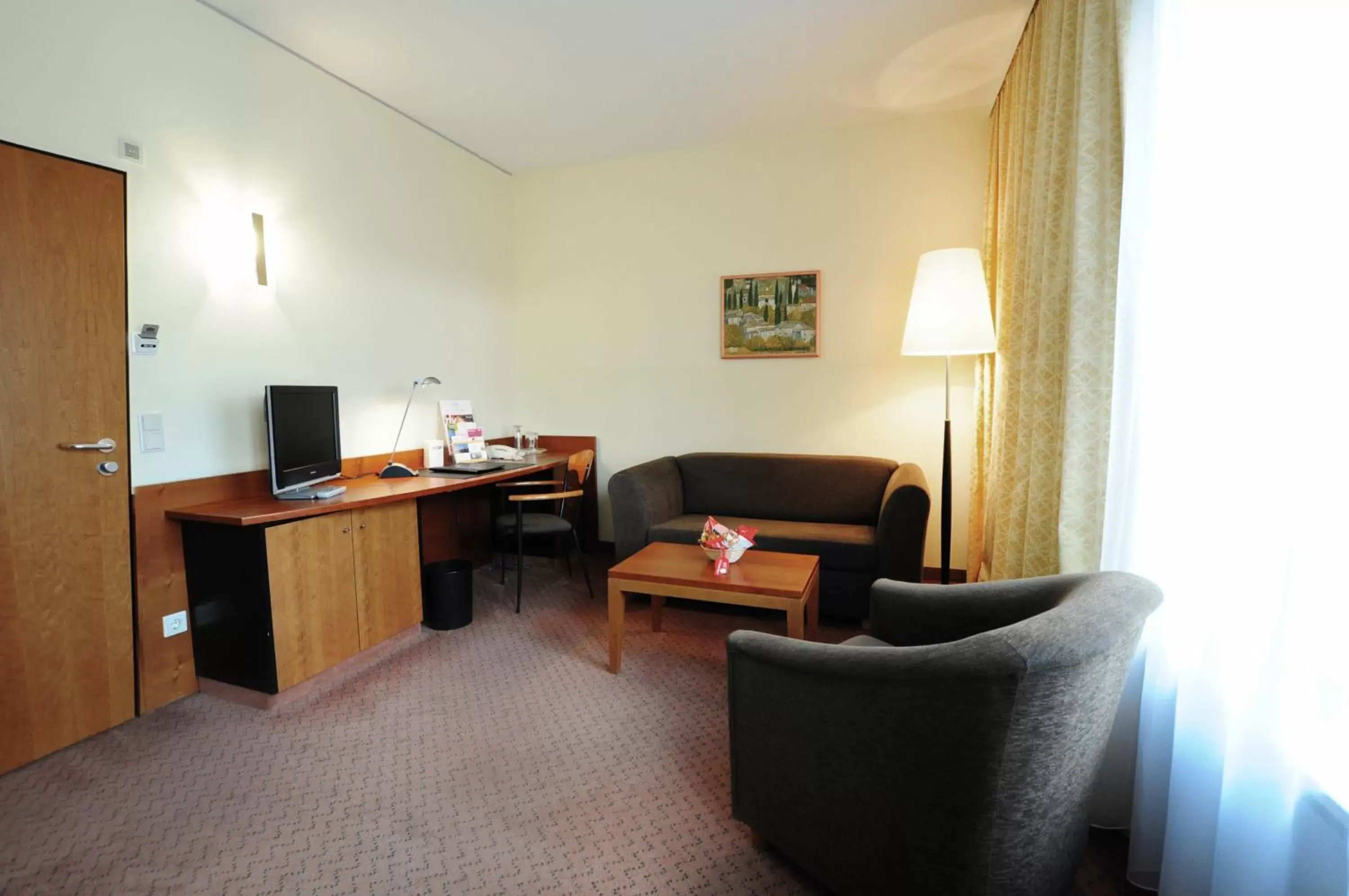 Photo of the whole room, Seating Area in Hansa Apart-Hotel Regensburg