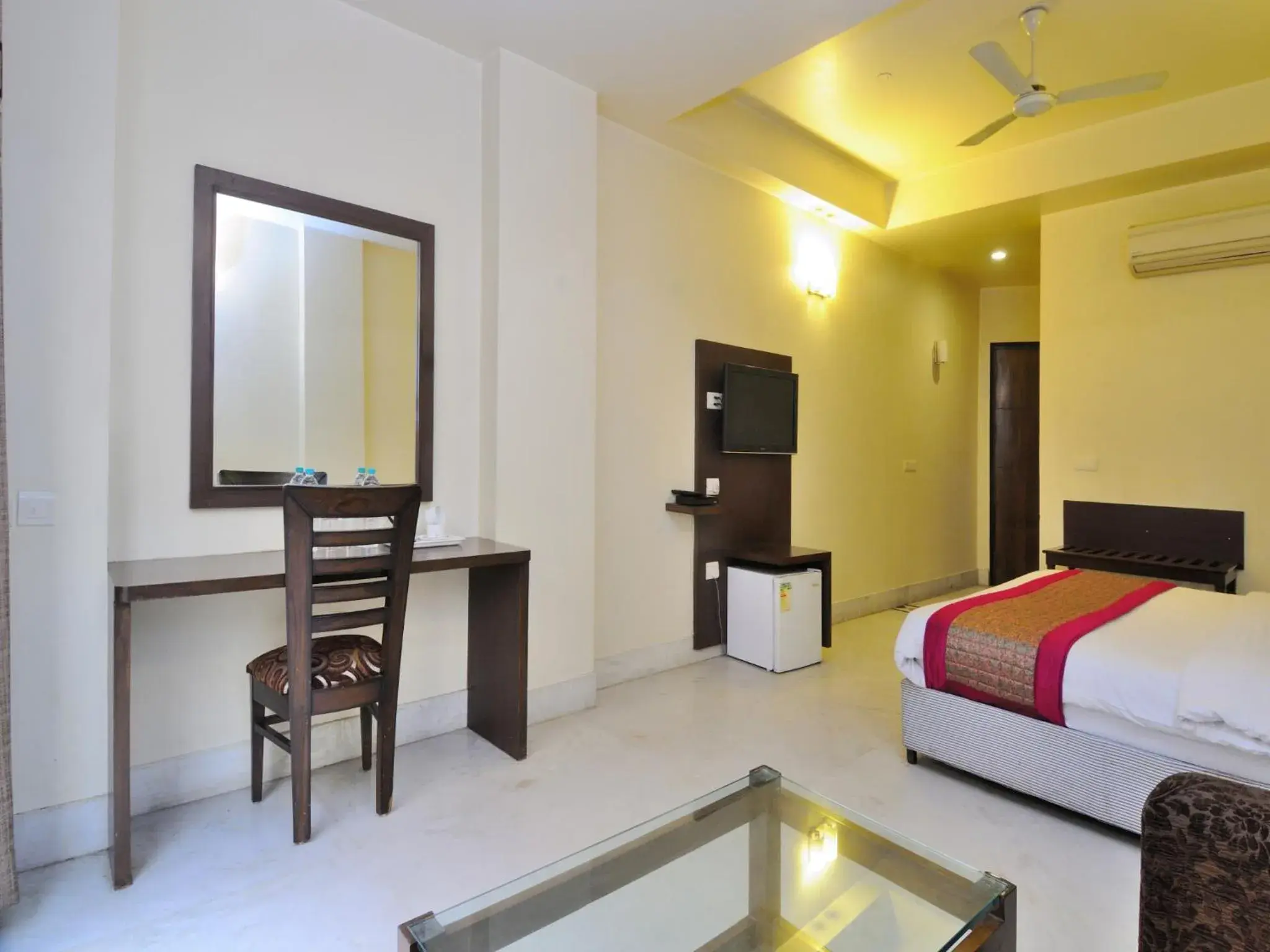 Bedroom, TV/Entertainment Center in Hotel Shanti Villa