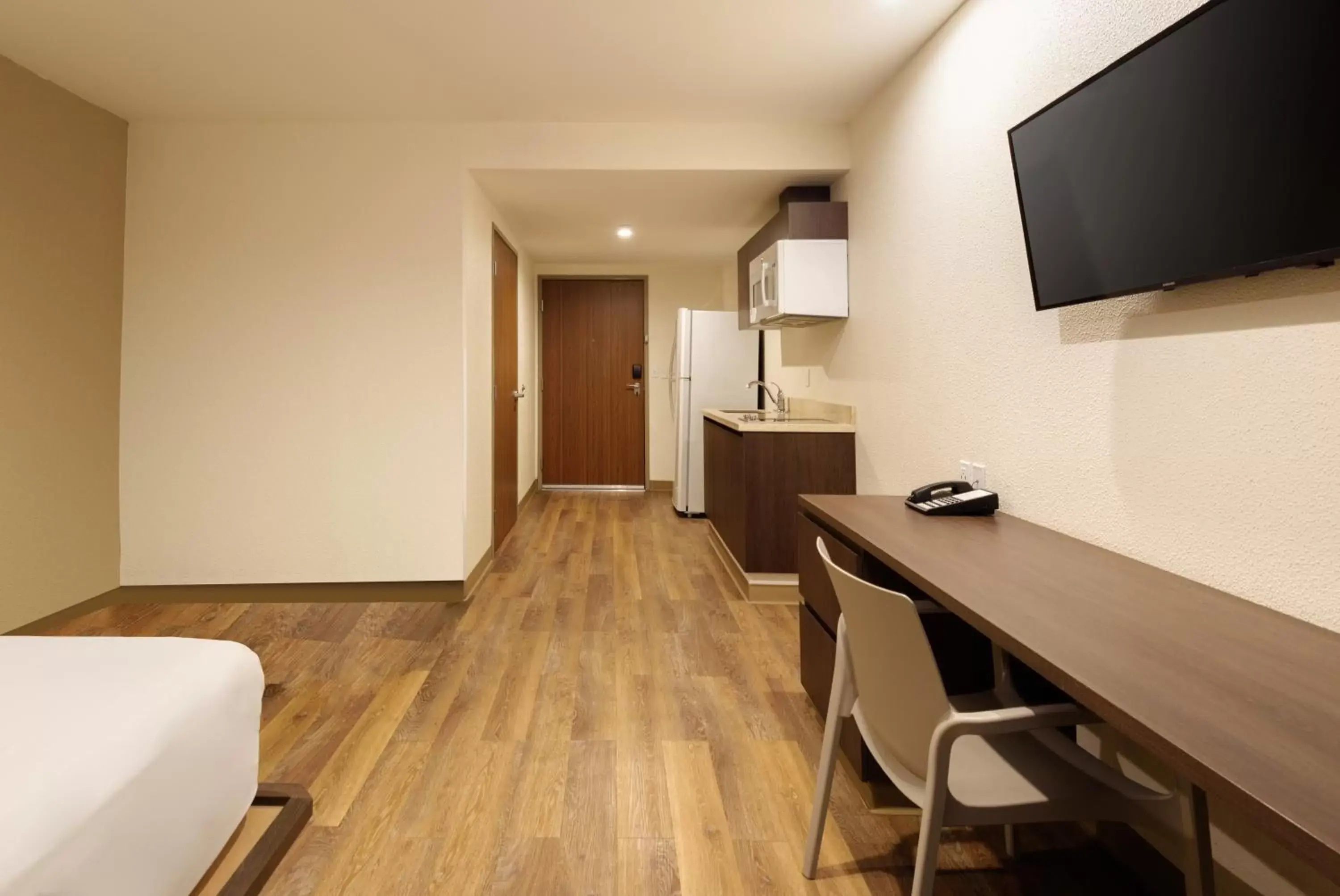 Bed, TV/Entertainment Center in Extended Suites Ciudad del Carmen Aeropuerto