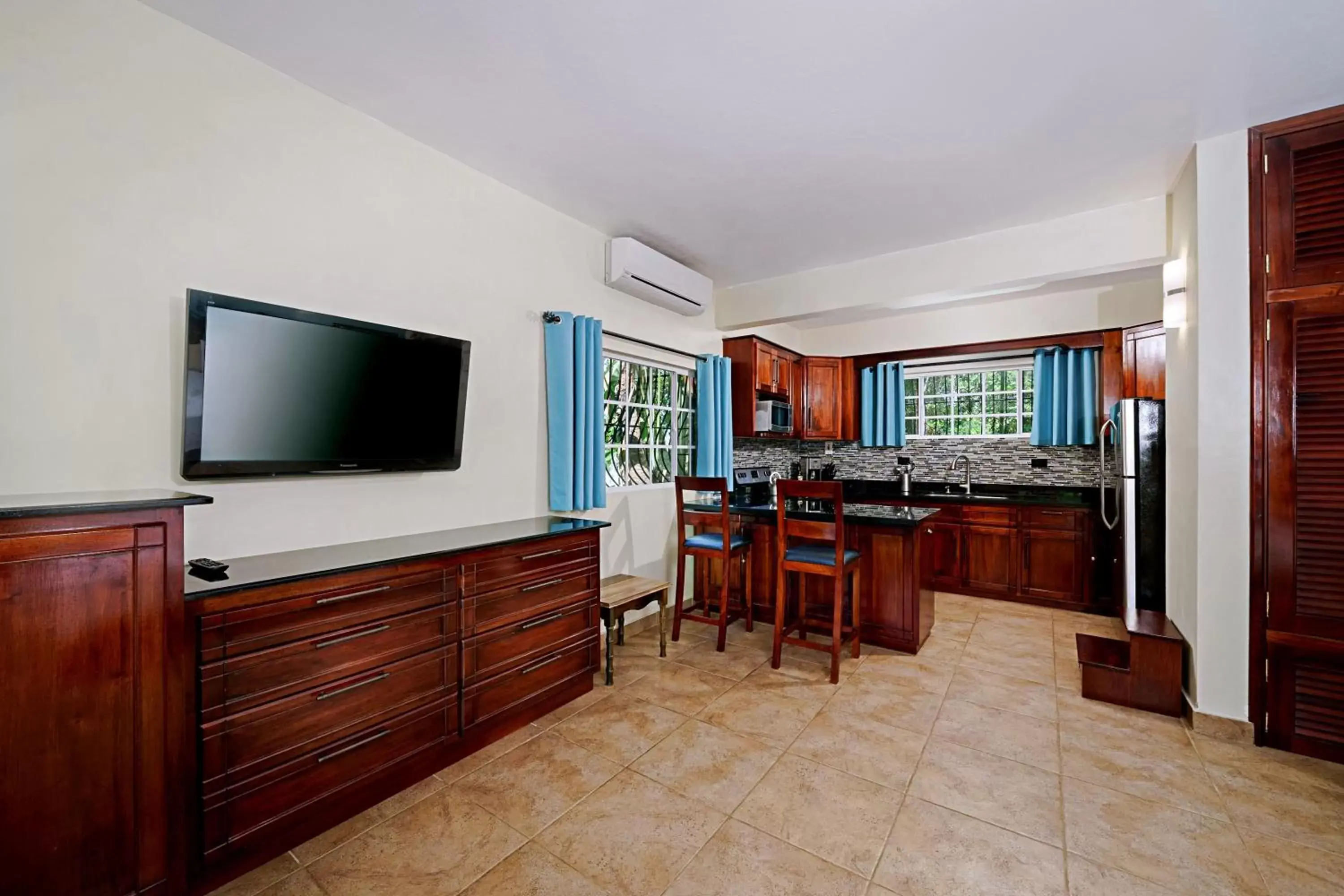 Living room, TV/Entertainment Center in Beach House Condos, Negril