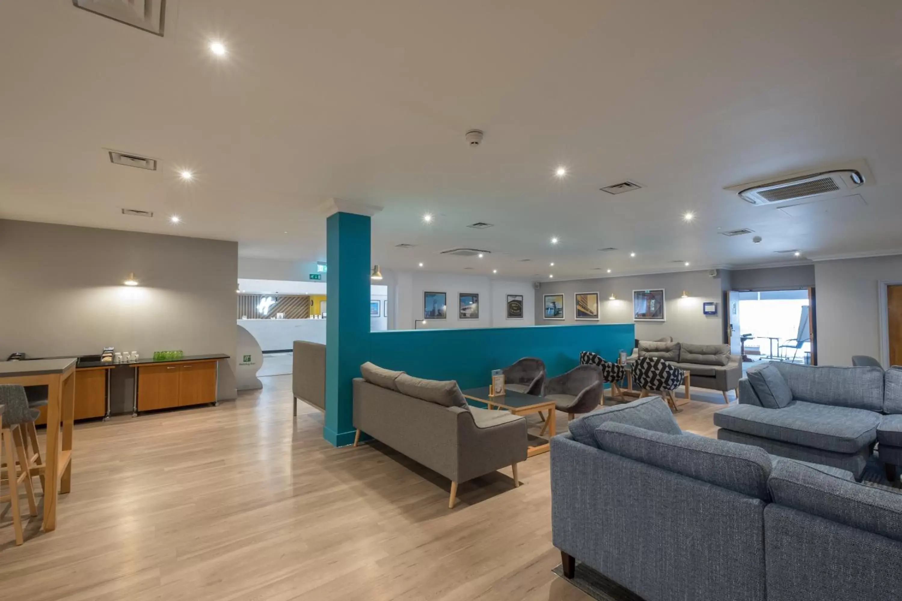 Lounge or bar, Seating Area in Holiday Inn Swindon, an IHG Hotel