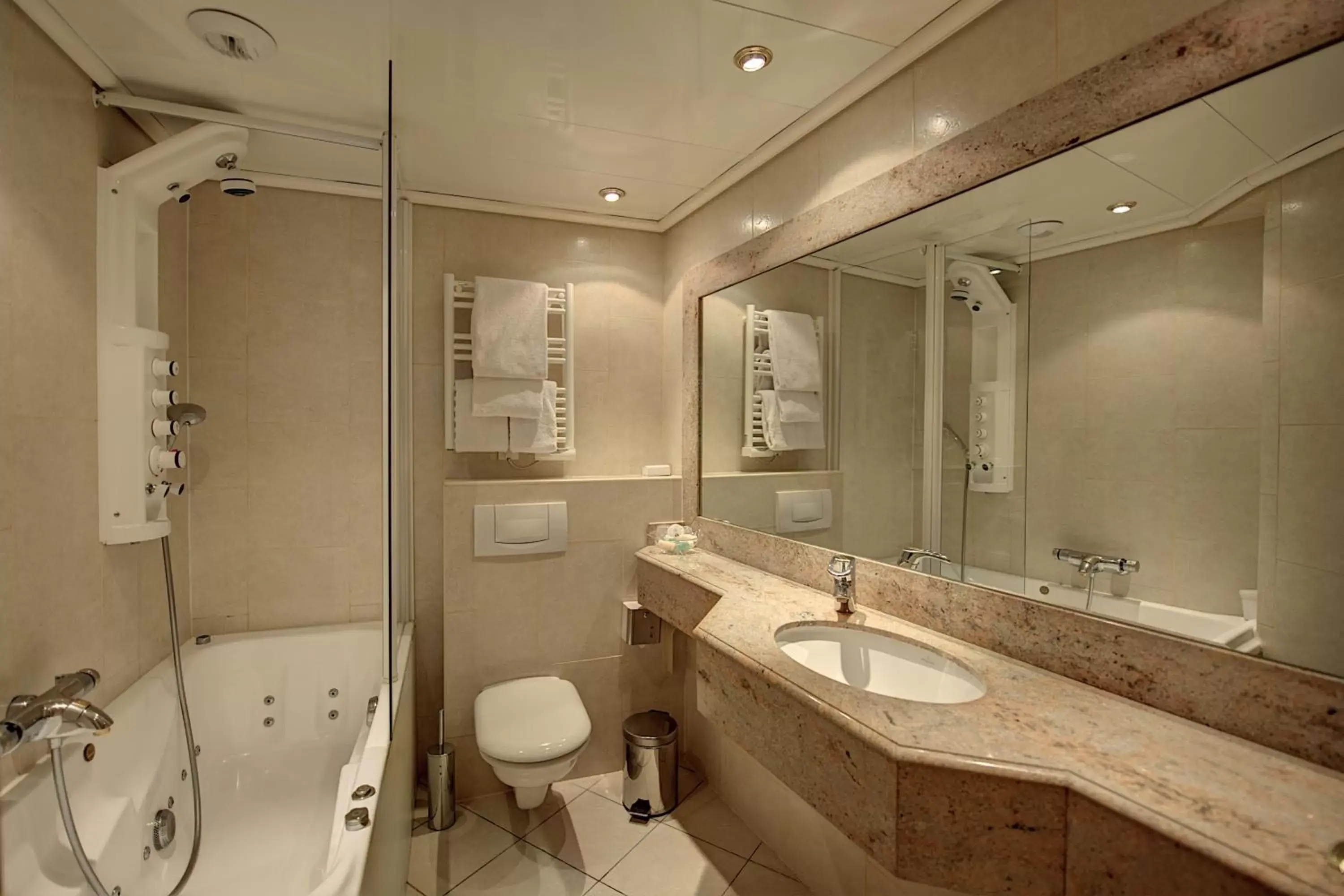 Bathroom in Hôtel Du Midi Paris Montparnasse