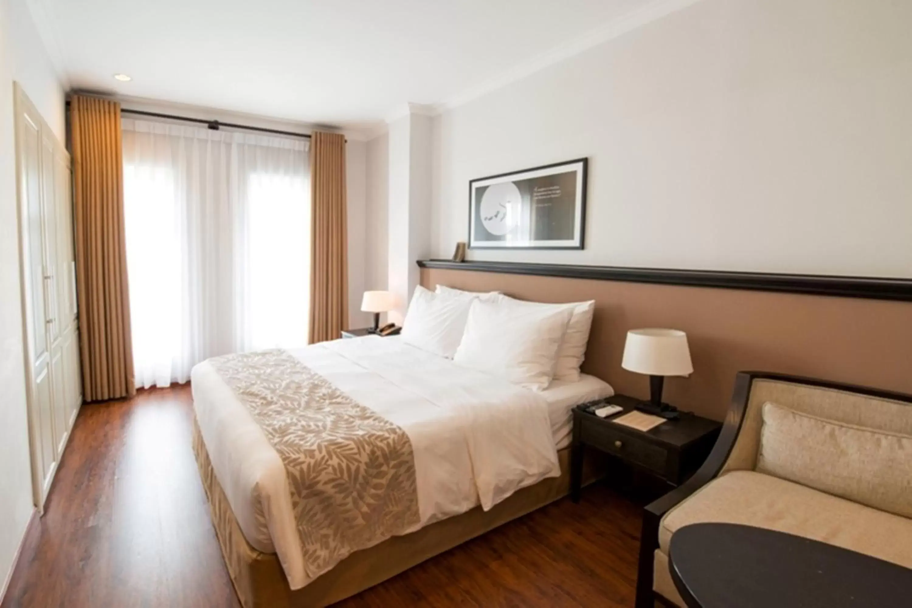 Bedroom, Bed in The Alcove Library Hotel