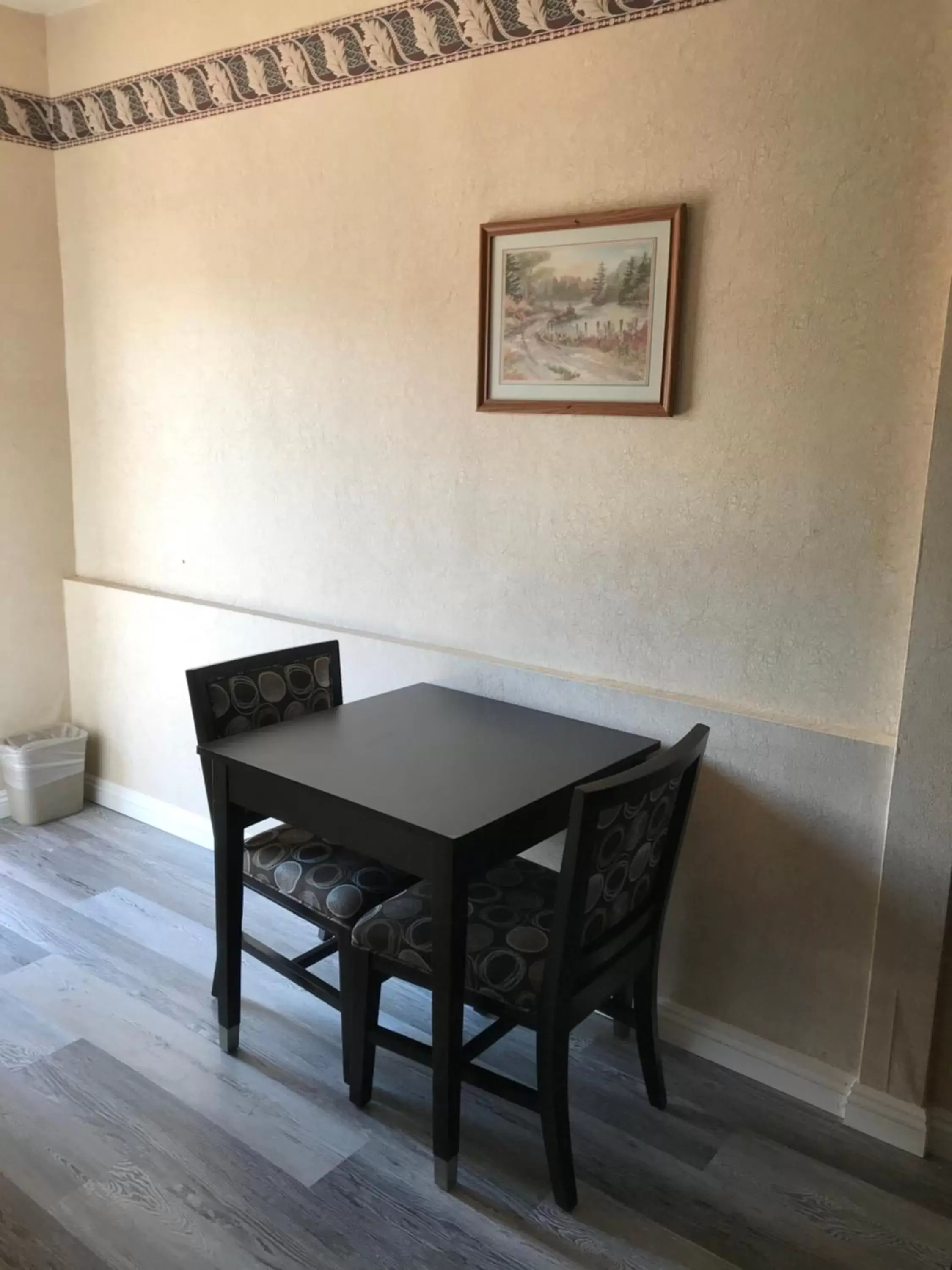 Dining Area in Manhattan Inn & Suites