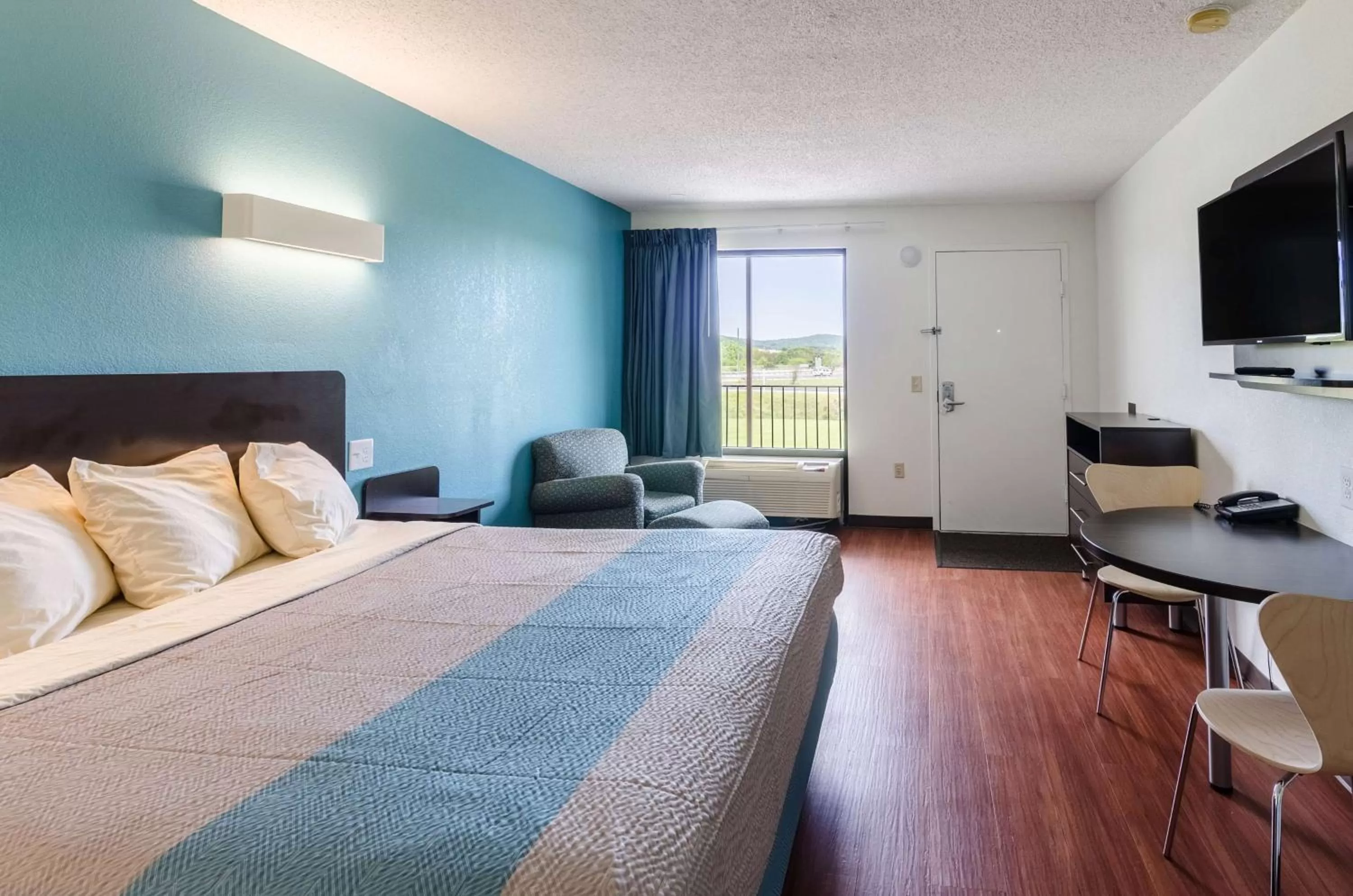 TV and multimedia, Bed in Motel 6-Lexington, VA