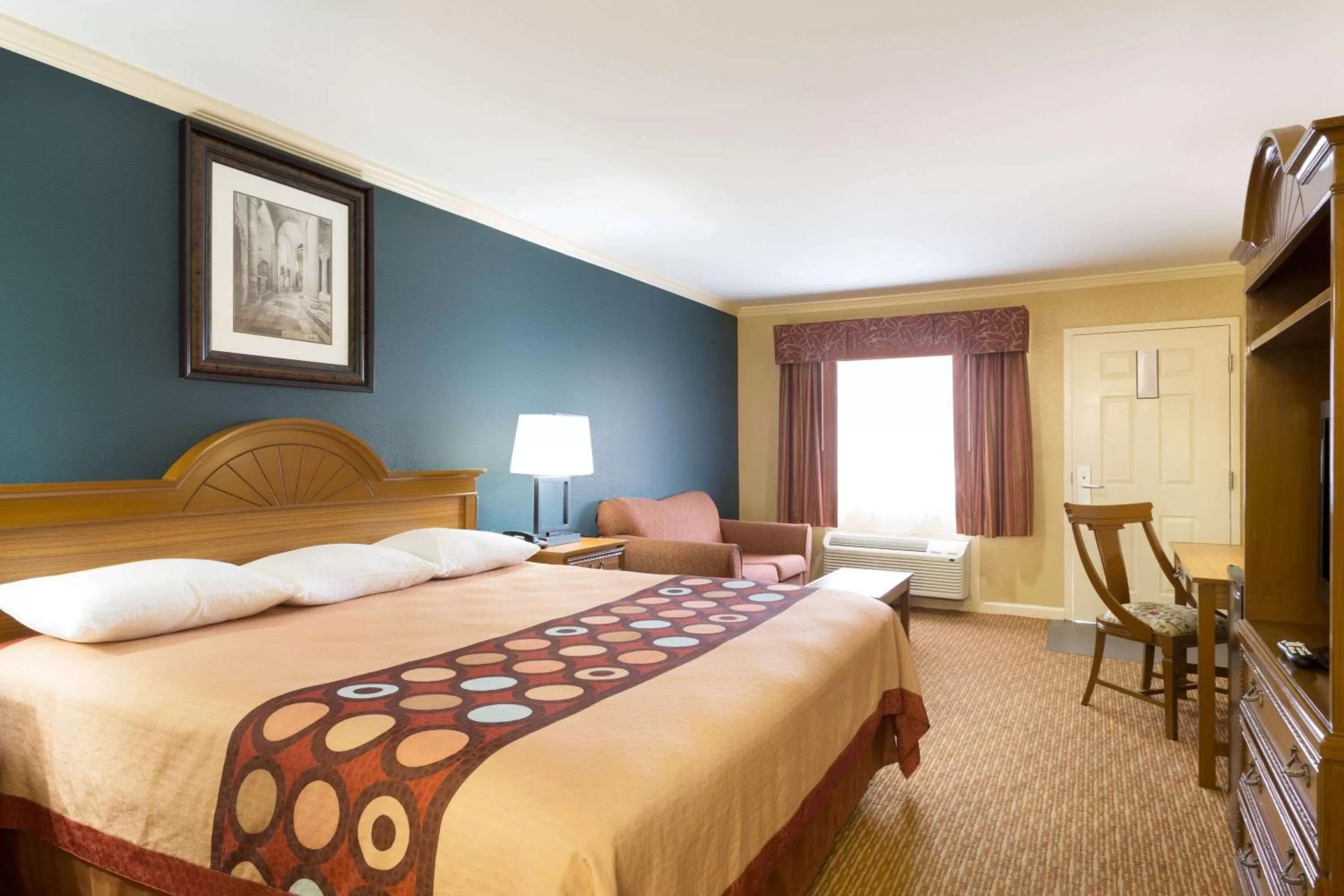 Photo of the whole room, Bed in Super 8 by Wyndham Covington