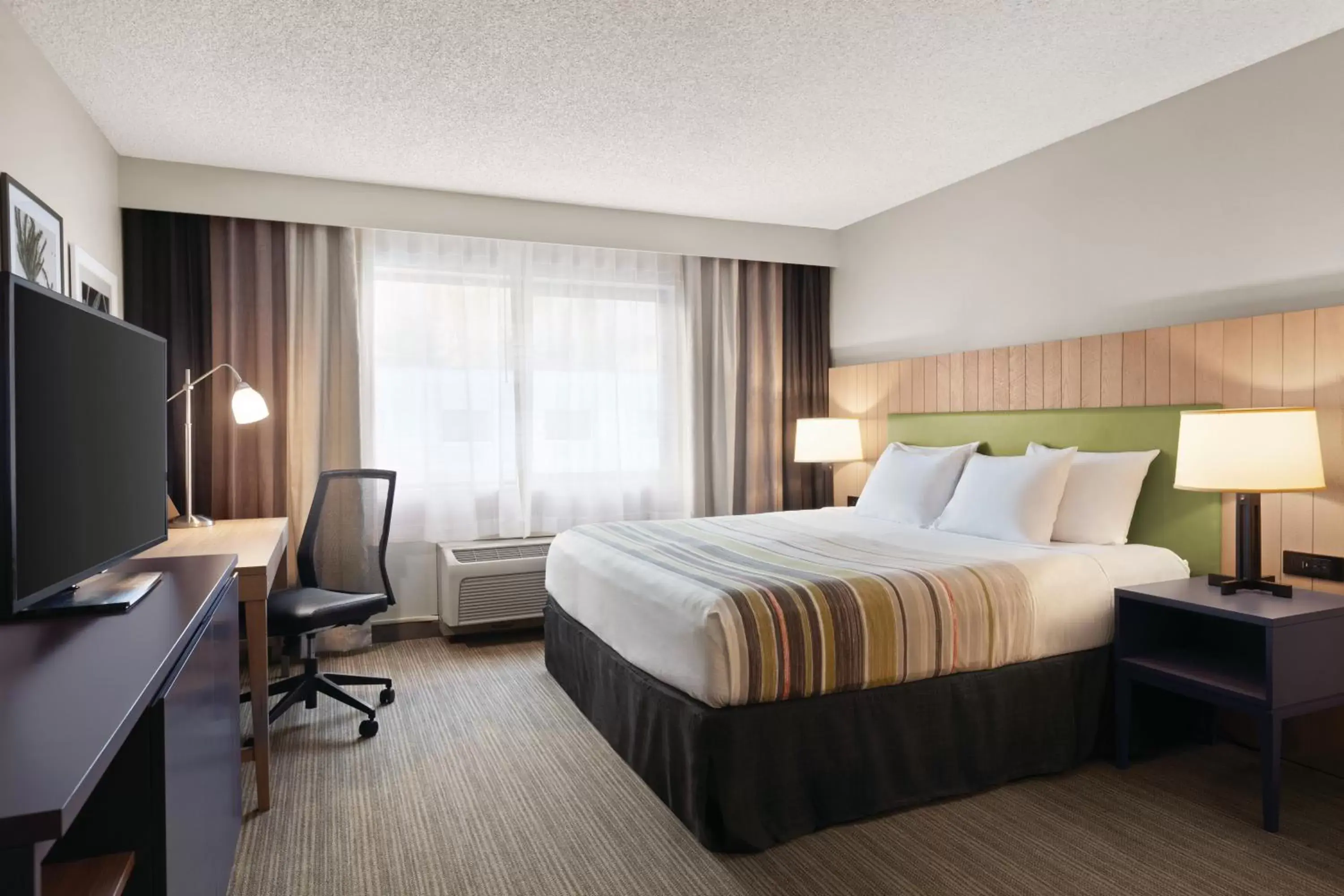 Bedroom, Bed in Country Inn & Suites by Radisson, Seattle-Bothell, WA