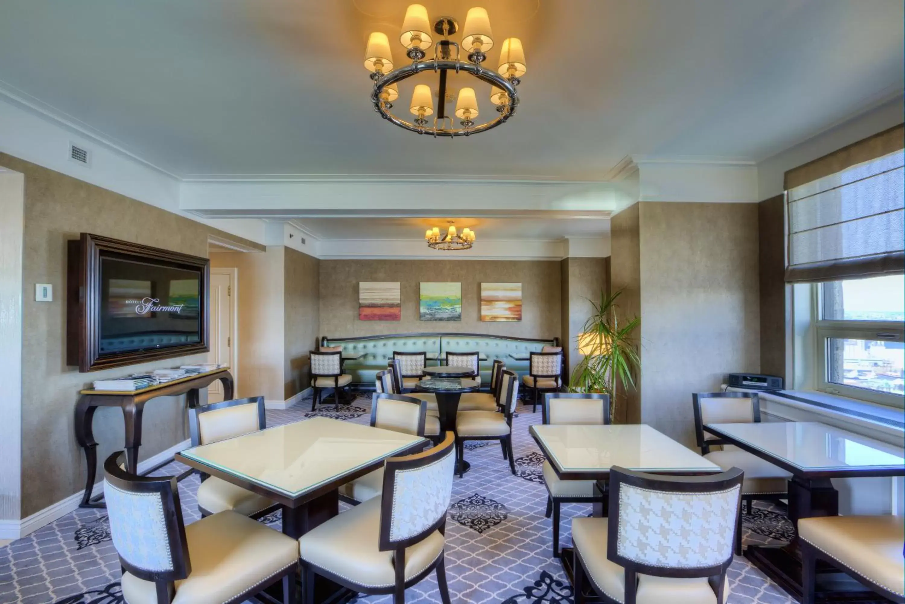 Lounge or bar, Restaurant/Places to Eat in Fairmont Le Chateau Frontenac