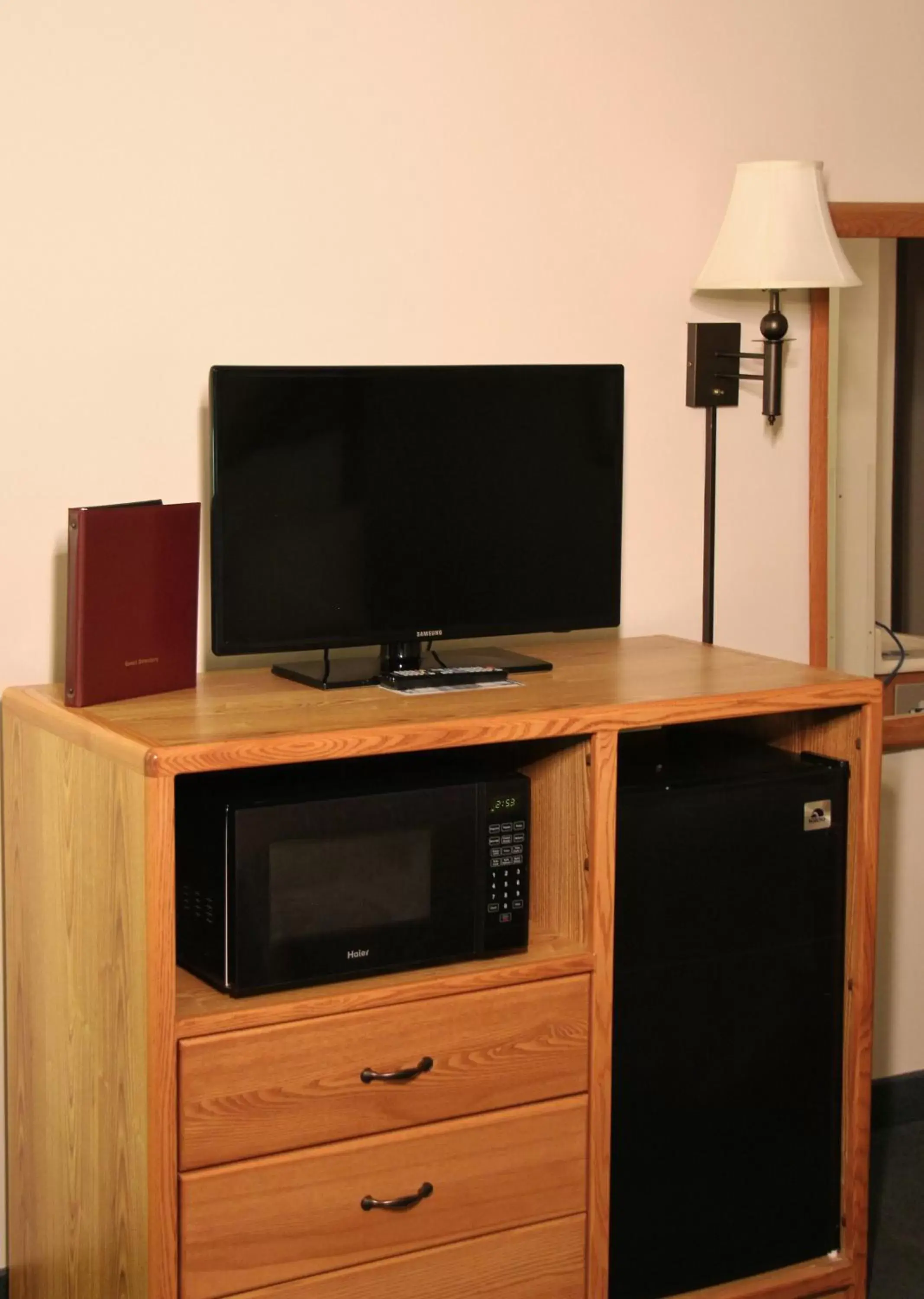 TV/Entertainment Center in Homestead Inn and Suites