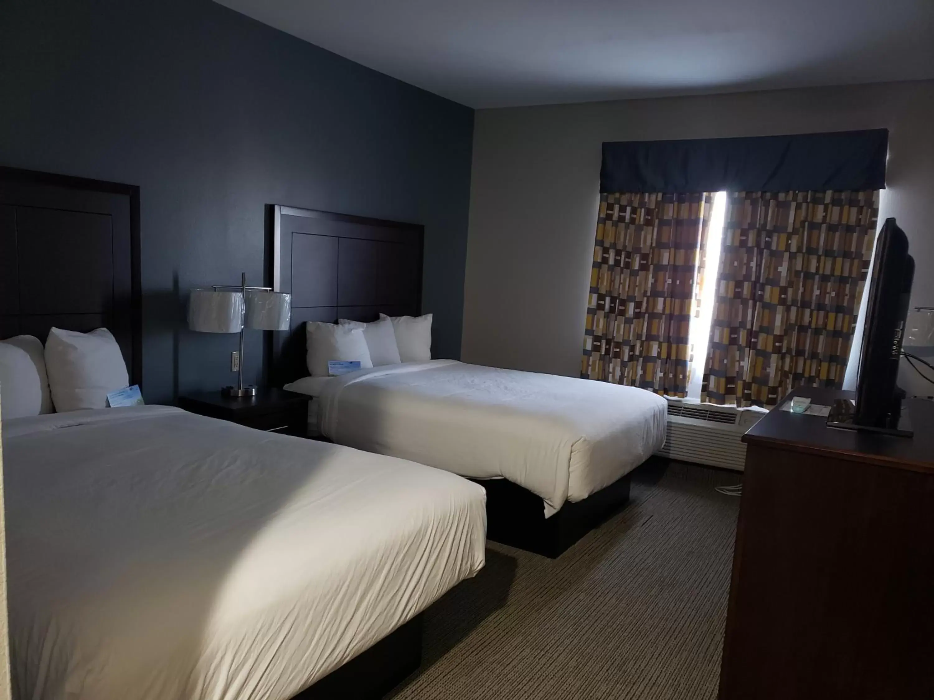 Photo of the whole room, Bed in Days Inn & Suites by Wyndham Cleburne TX