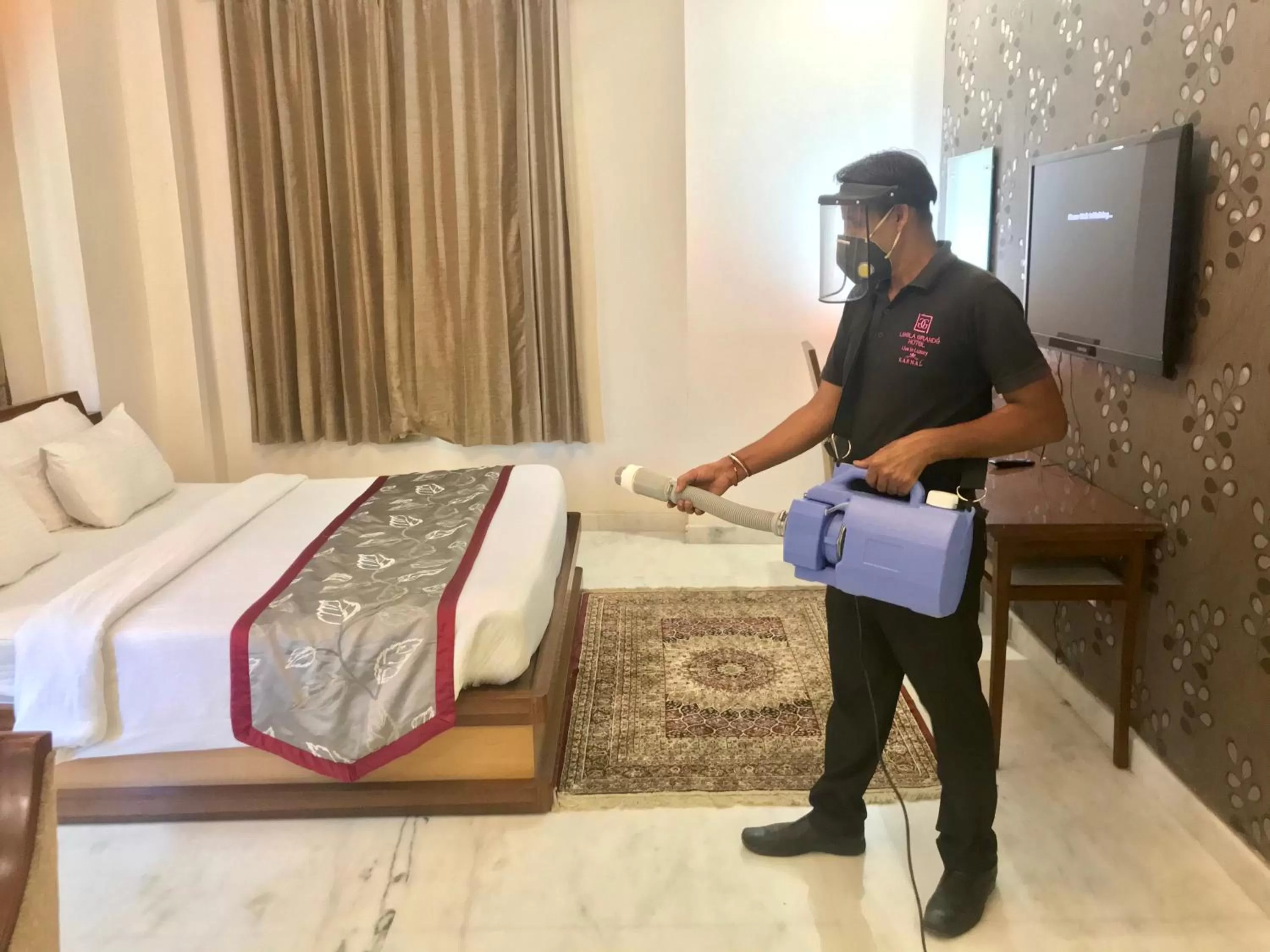 Staff, Bed in Hotel Leela Grande