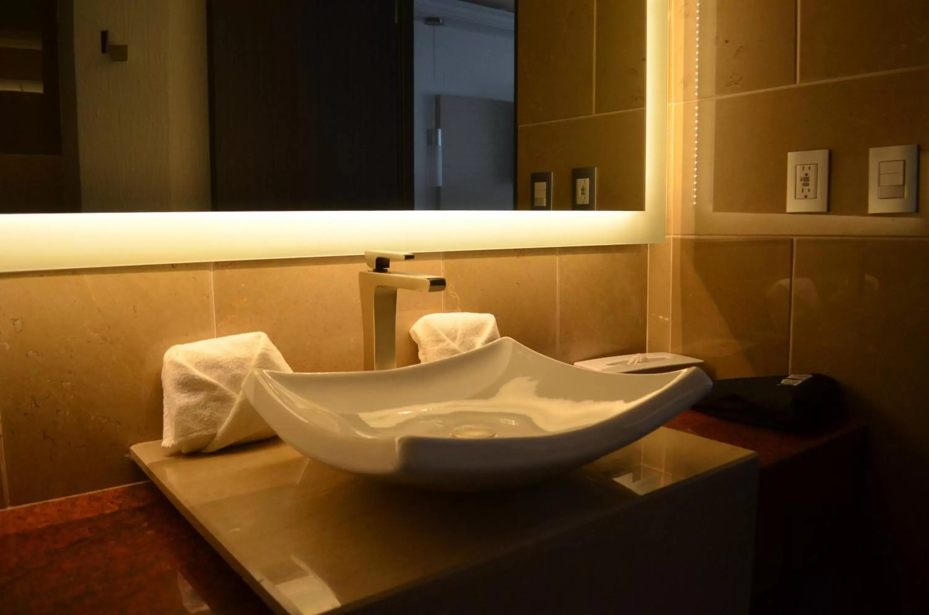 Bedroom, Bathroom in Holiday Inn Queretaro Zona Diamante, an IHG Hotel