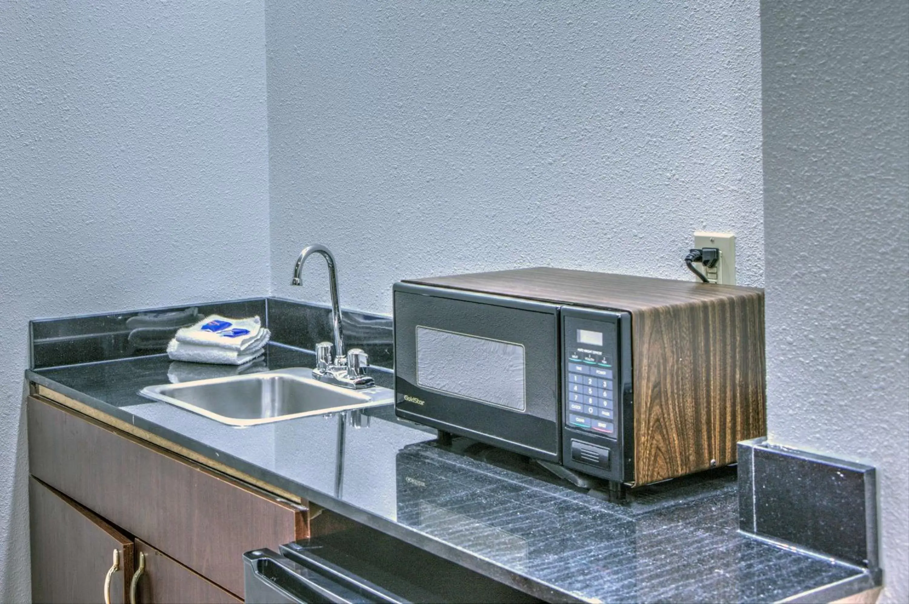 Photo of the whole room, Kitchen/Kitchenette in Motel 6-Dallas, TX - Northwest