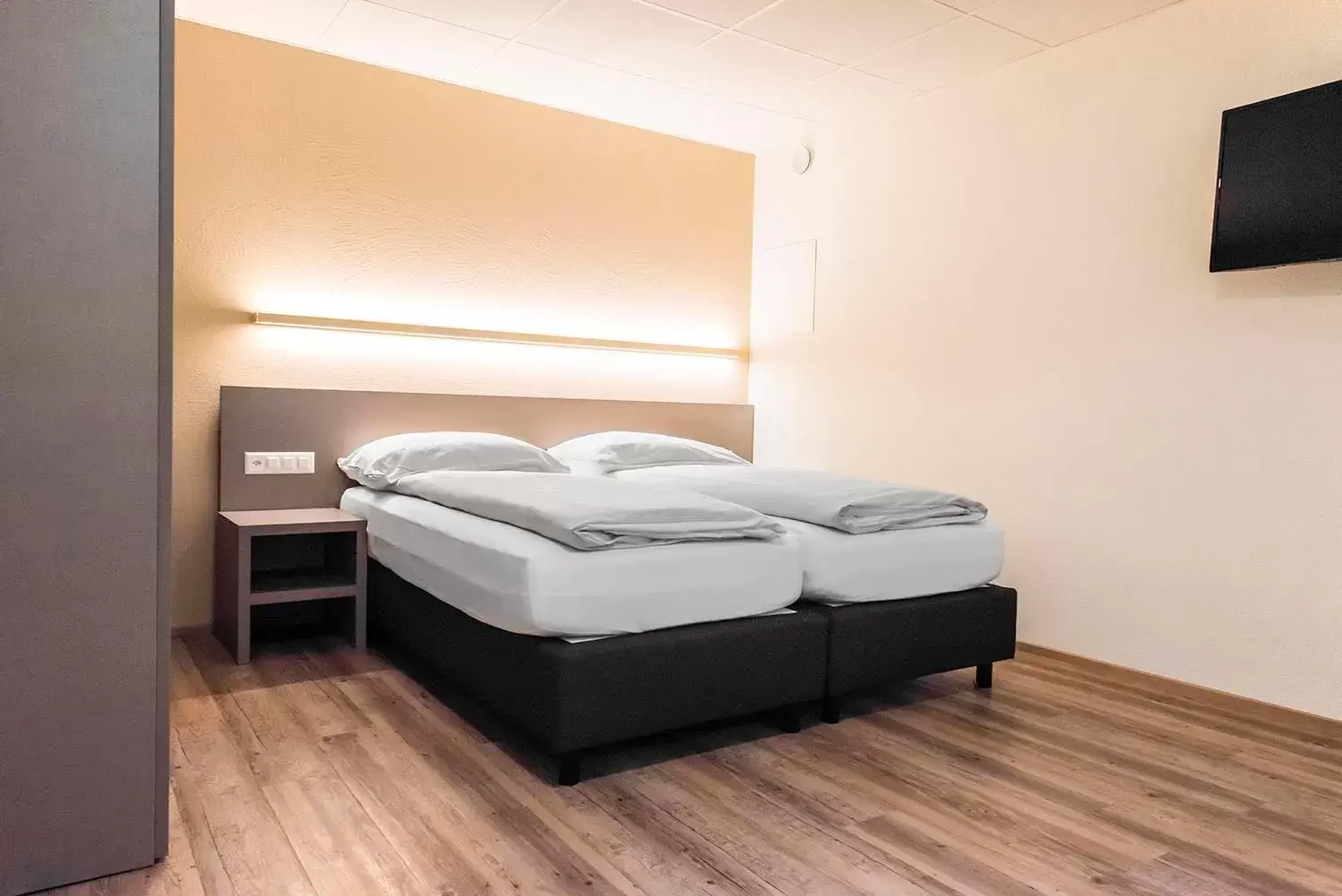 Bedroom, Bed in Hotel am Kreisel: Self-Service Check-In Hotel