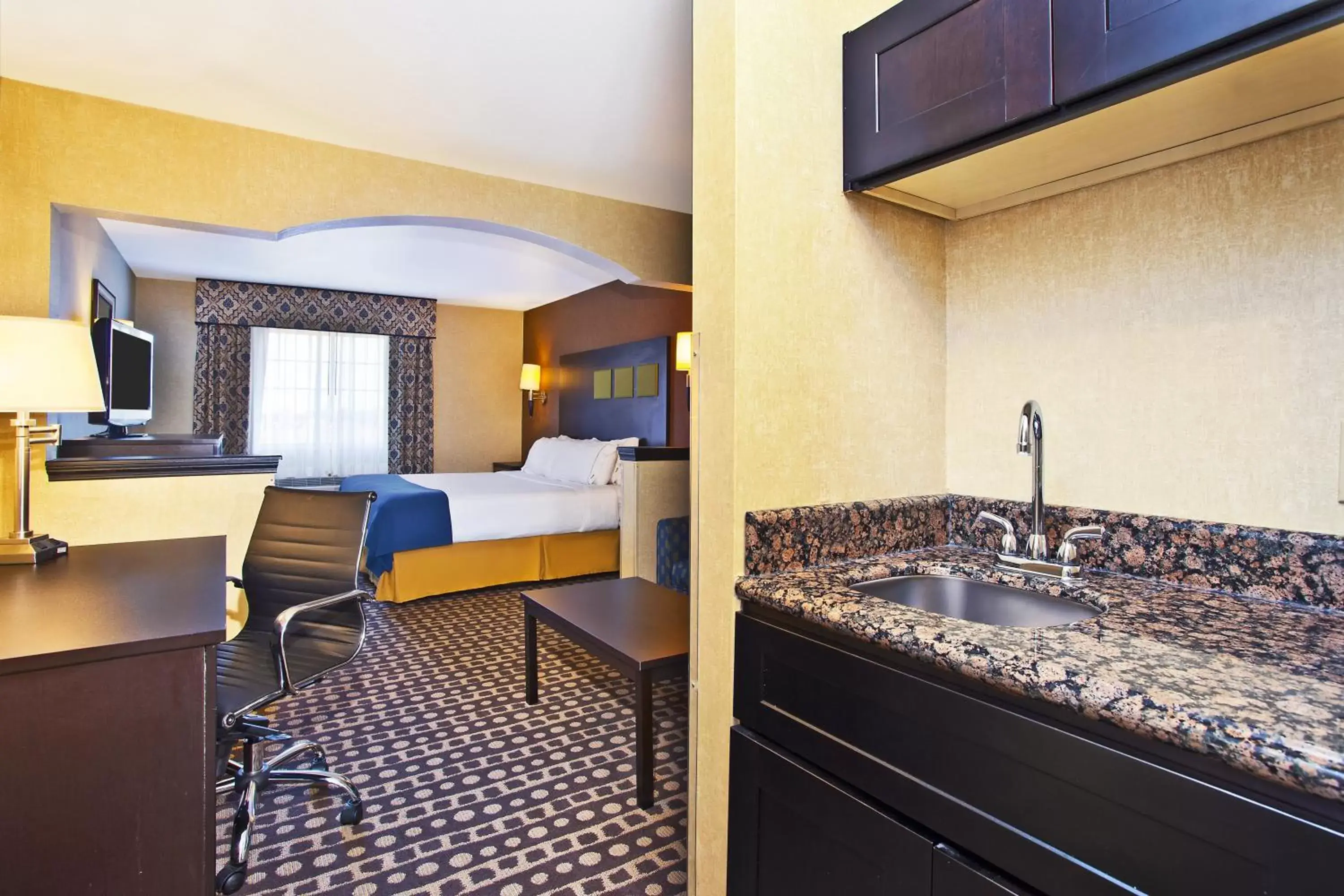 Photo of the whole room, Kitchen/Kitchenette in Holiday Inn Express Hotel & Suites Wabash, an IHG Hotel