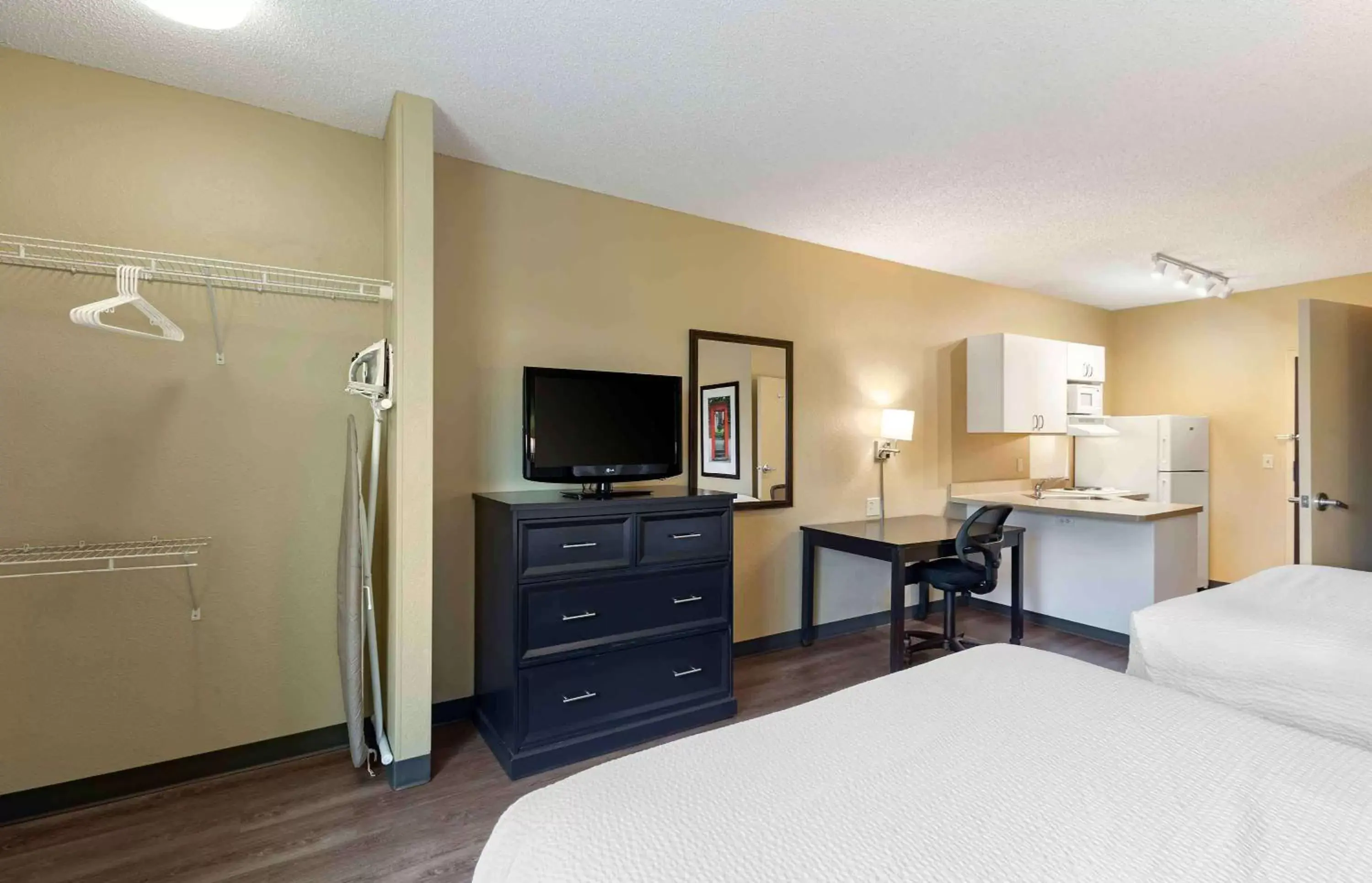 Bedroom, TV/Entertainment Center in Extended Stay America Suites - Denver - Park Meadows