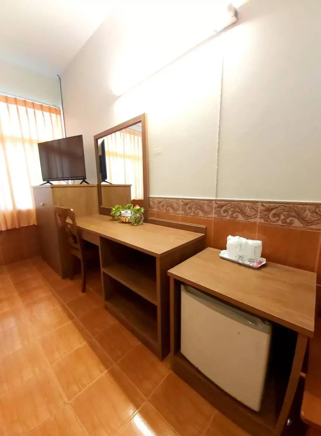 Seating area, Bathroom in Suriwong Chumphon Hotel