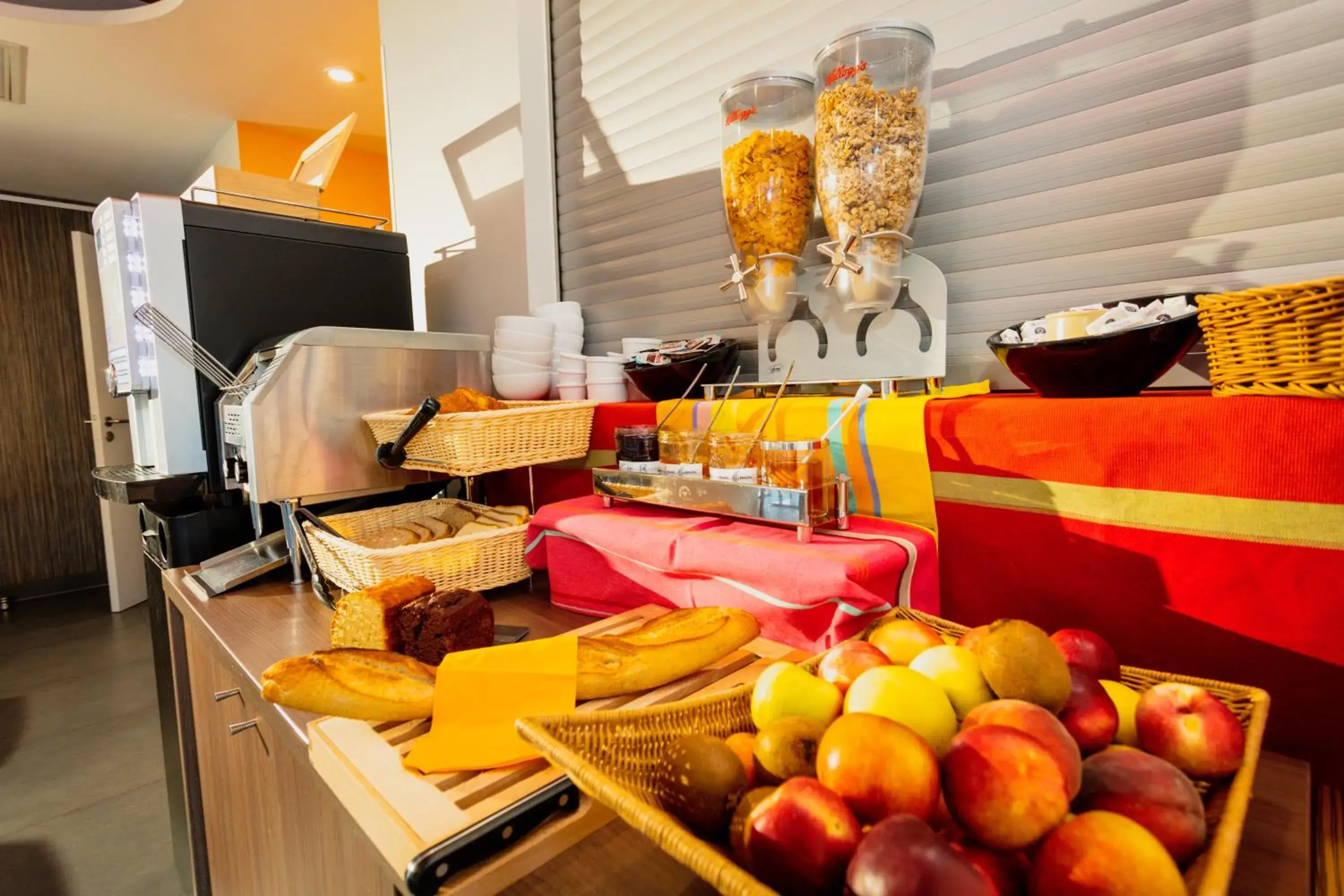 Buffet breakfast in Appart-Hotel Mer & Golf City Perpignan Centre