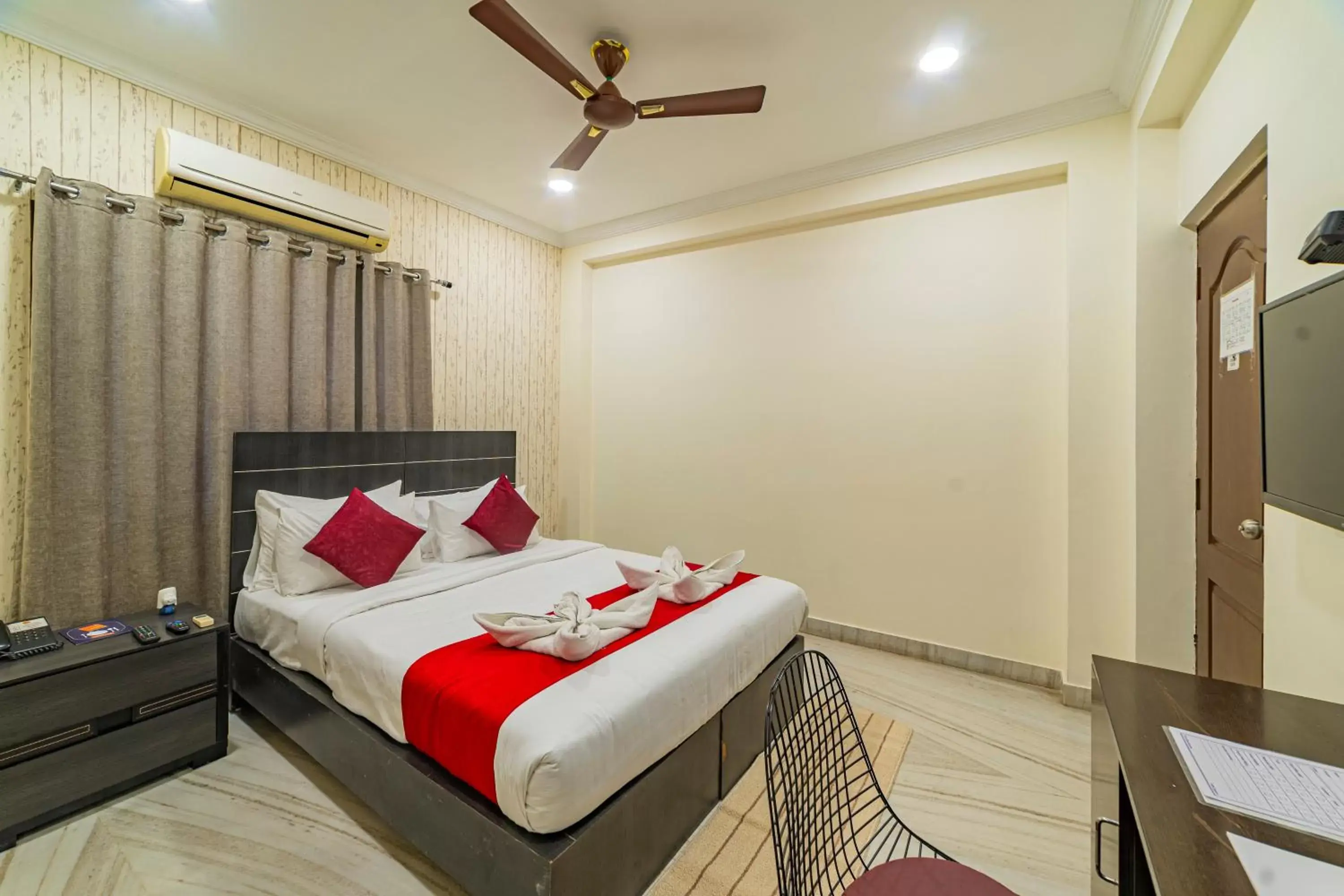 Photo of the whole room, Bed in Hotel Athome , Whitefields, Kondapur Photo of the whole room, Bed in Hotel Athome , Whitefields, Kondapur