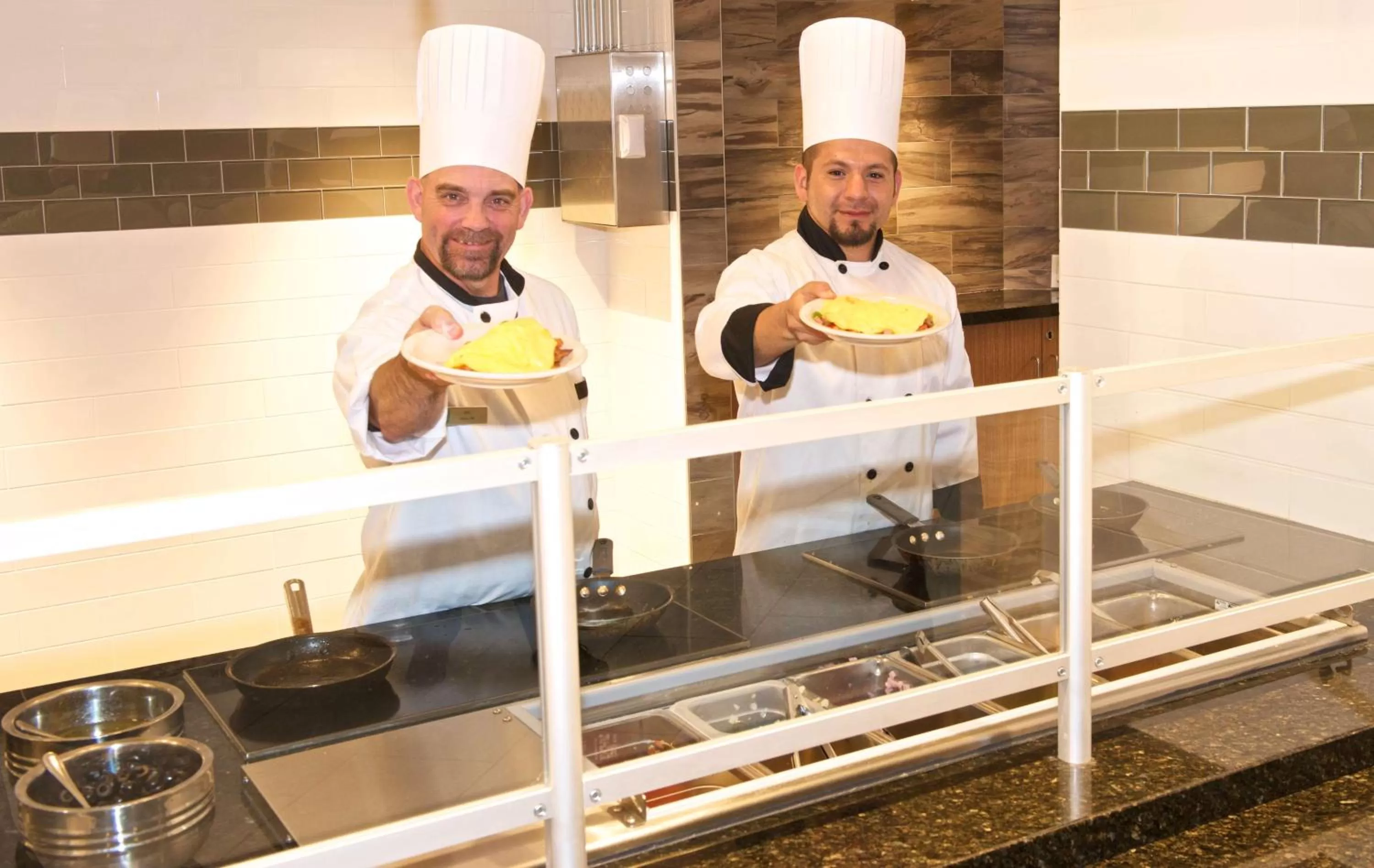 Dining area in Embassy Suites by Hilton Portland Tigard