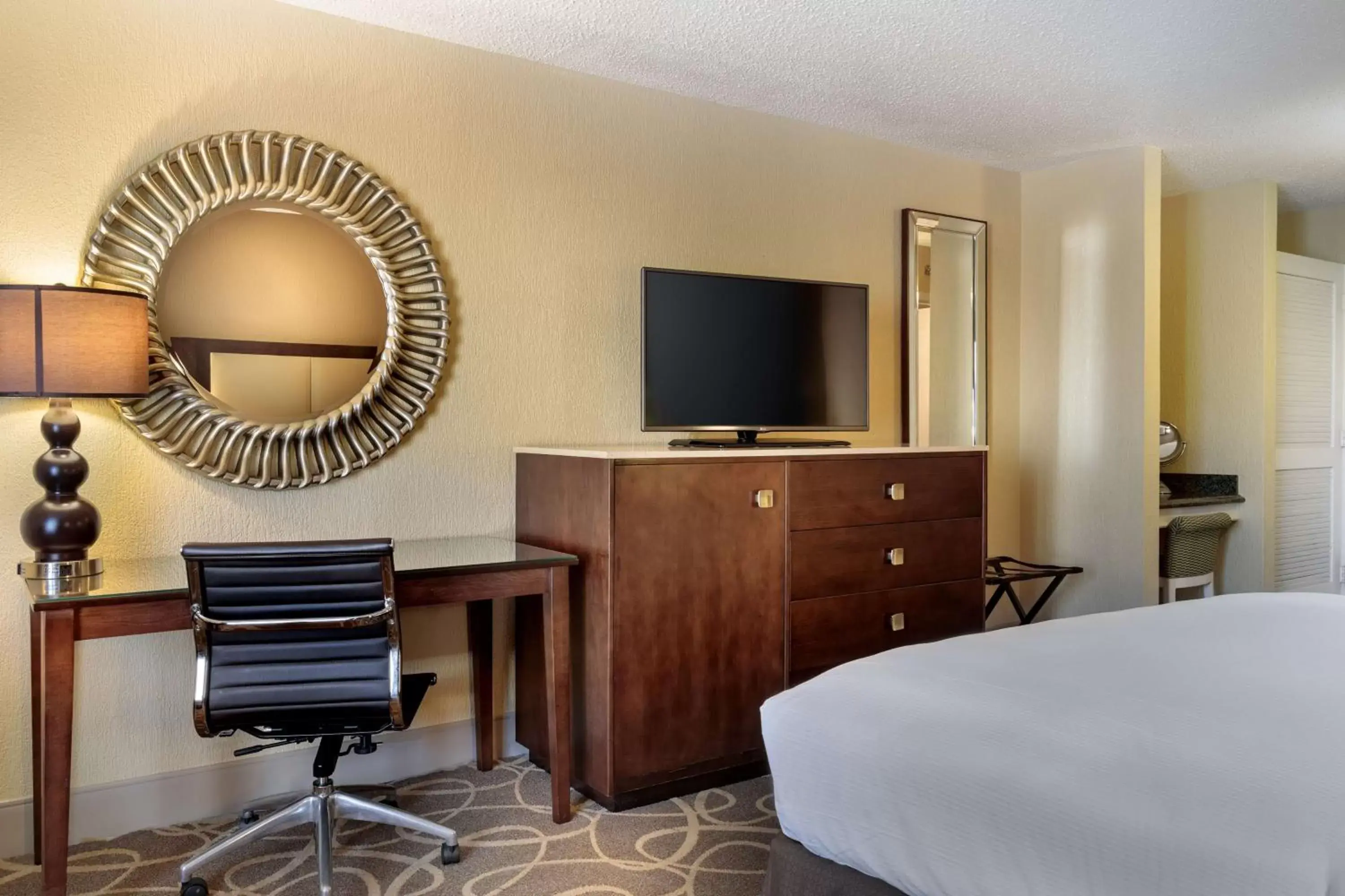 Bed, TV/Entertainment Center in Hilton Galveston Island Resort