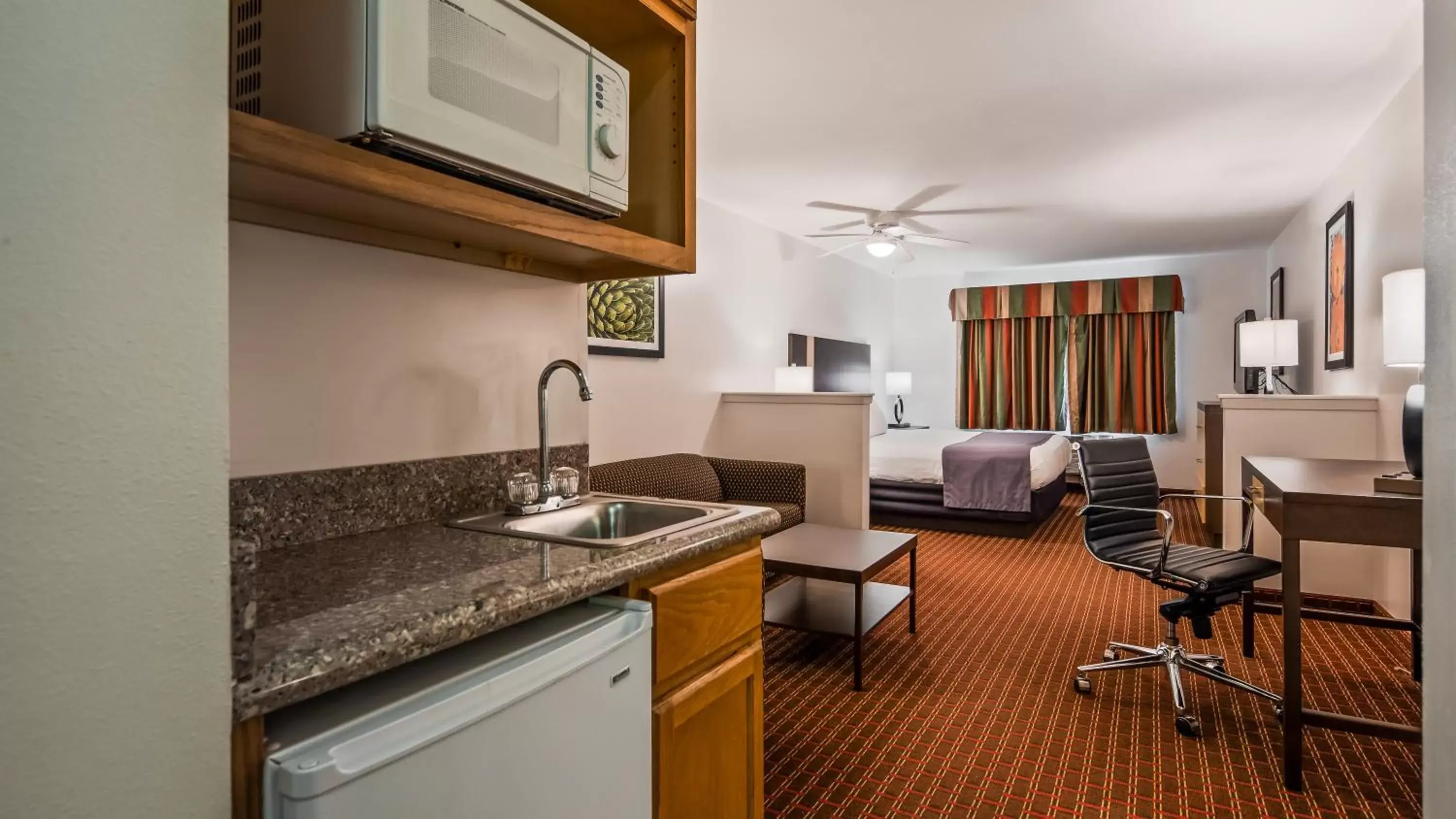 Kitchen or kitchenette, Kitchen/Kitchenette in Best Western Inn and Suites Copperas Cove