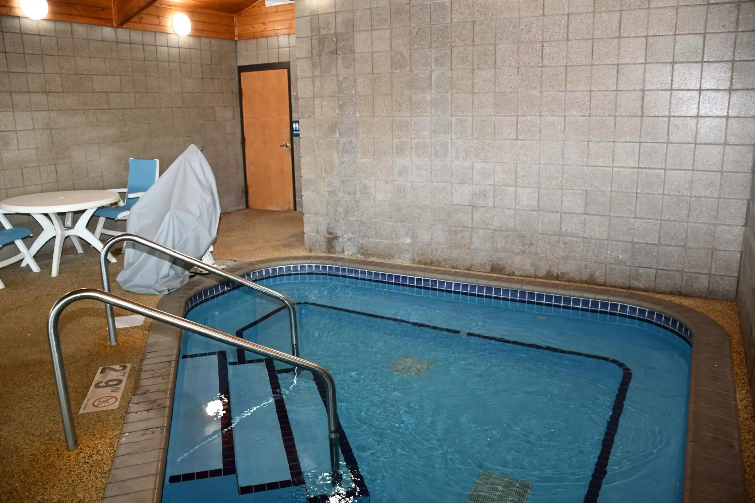 Swimming Pool in Stillwater Inn & Suites