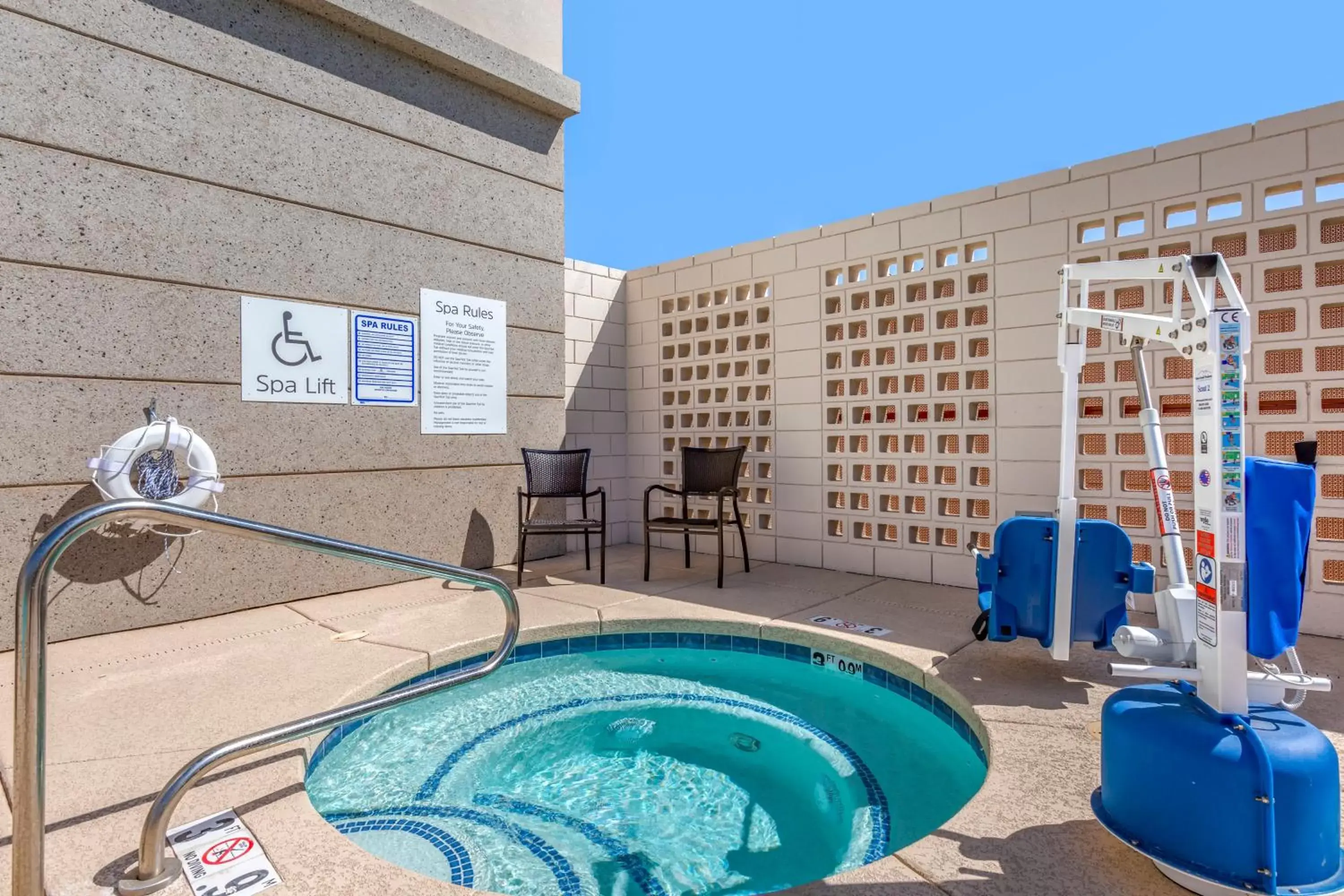 Hot Tub, Swimming Pool in Holiday Inn Express & Suites - Phoenix Dwtn - State Capitol, an IHG Hotel