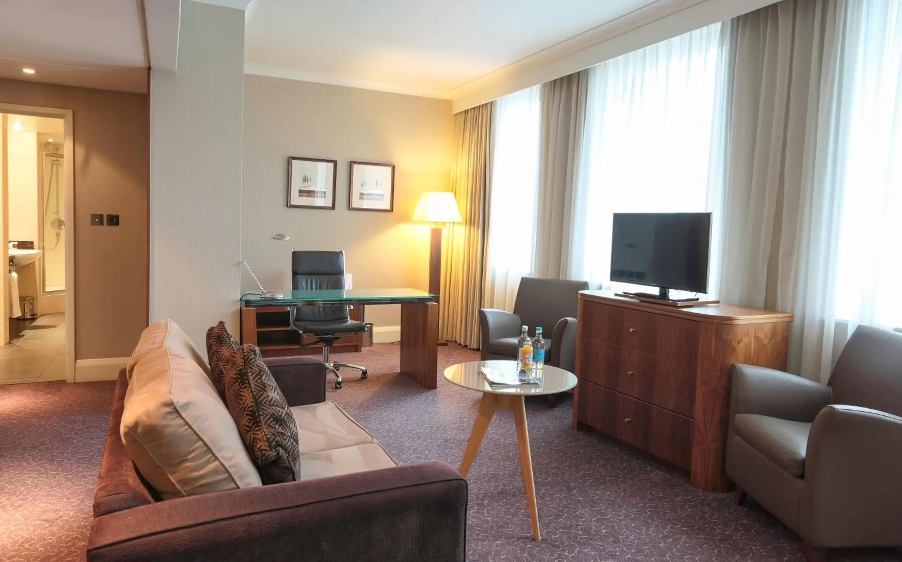 Photo of the whole room, Seating Area in Crowne Plaza London Ealing, an IHG Hotel