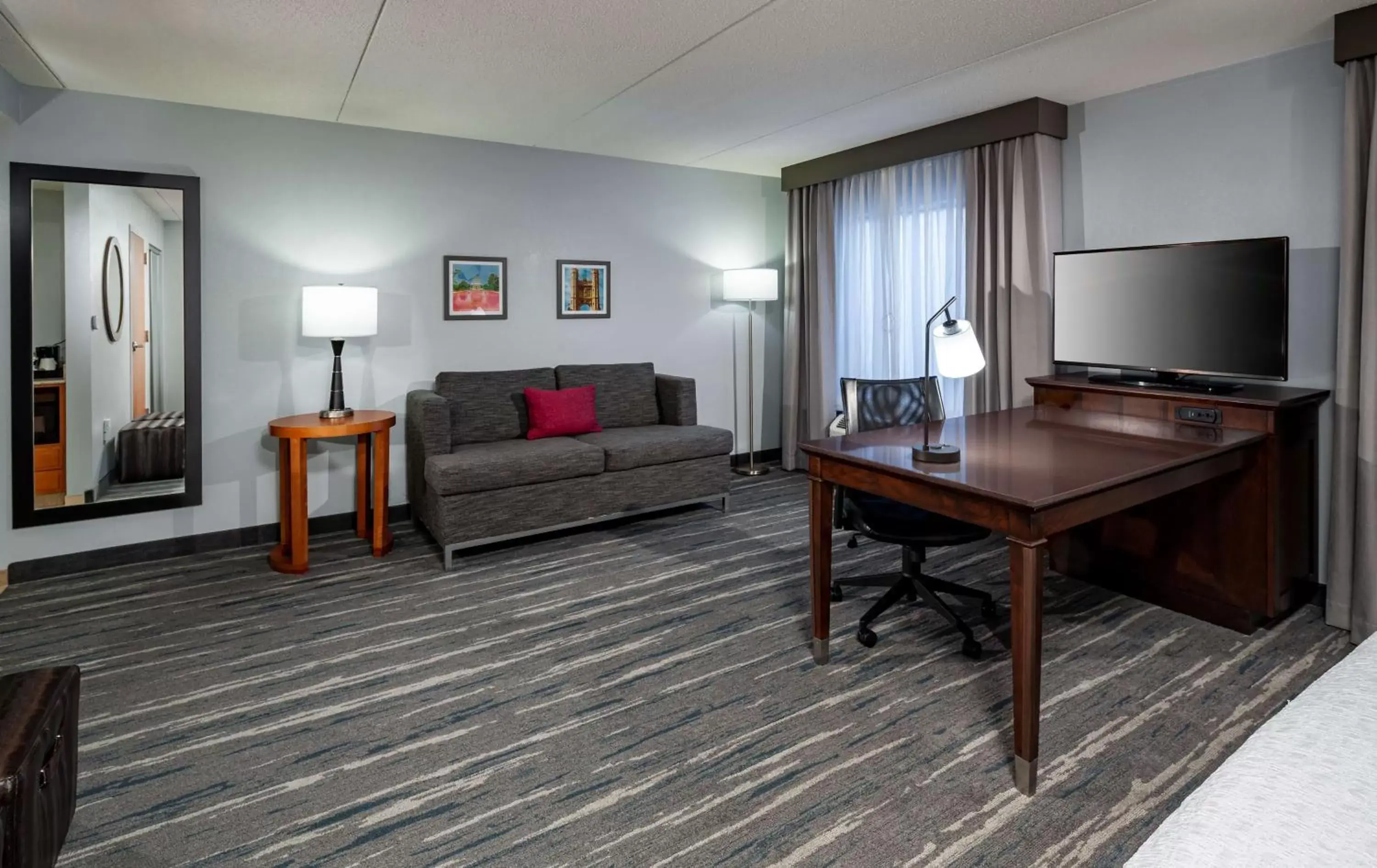 Living room, Seating Area in Hampton Inn & Suites St. Louis at Forest Park