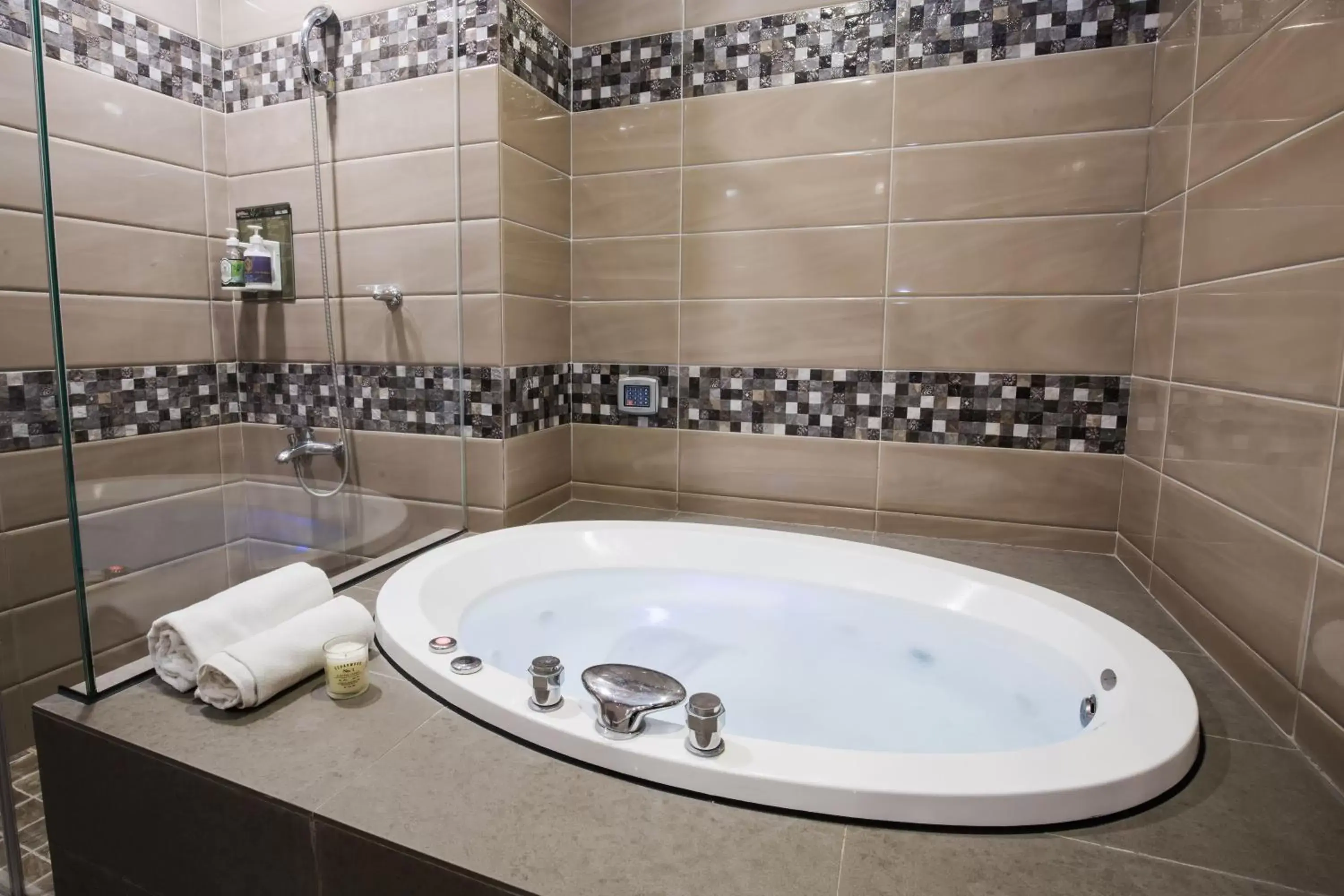 Bath, Bathroom in Duo Romance Hotel