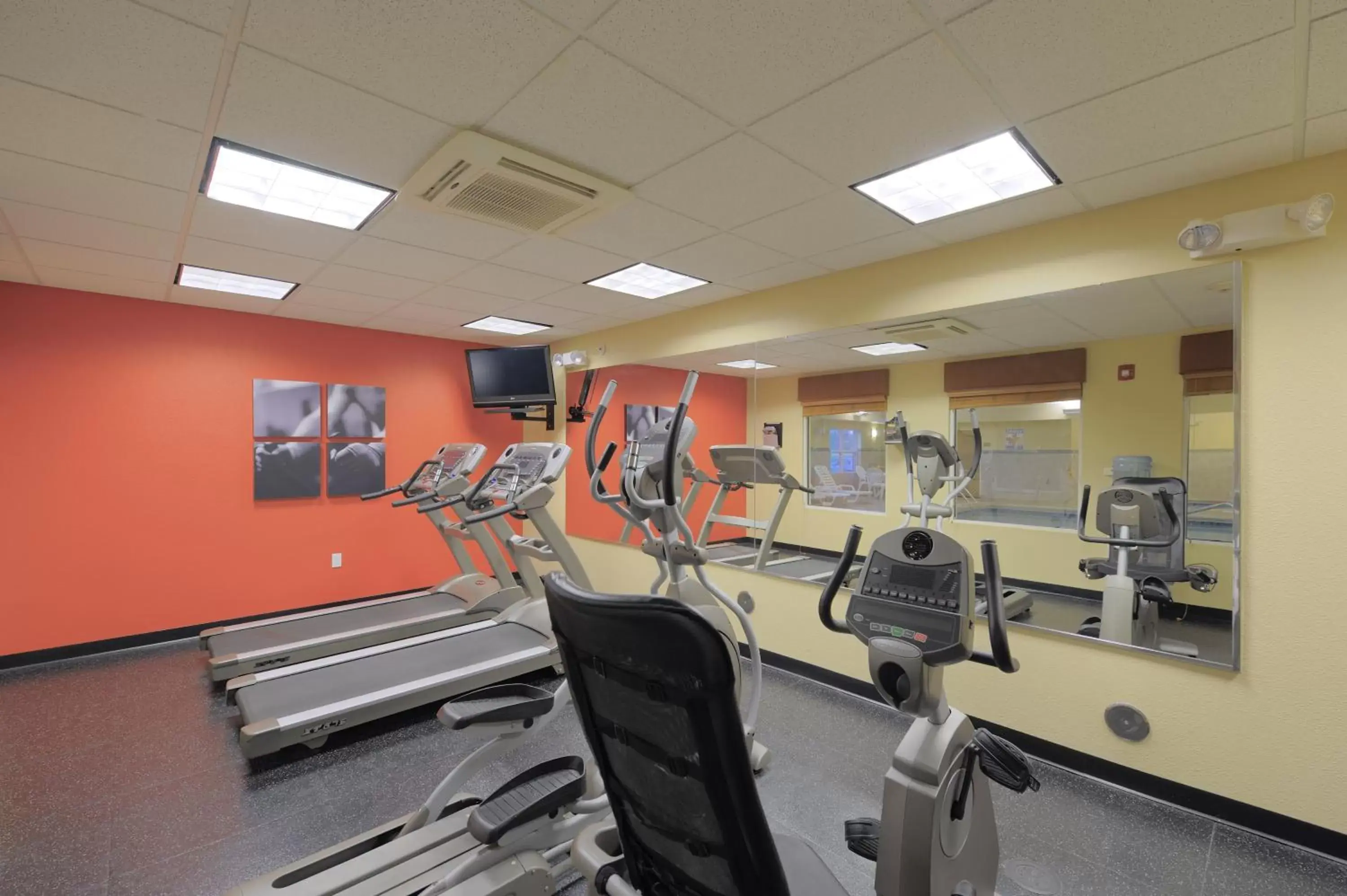 Fitness centre/facilities, Fitness Center/Facilities in Country Inn & Suites by Radisson, Toledo South, OH