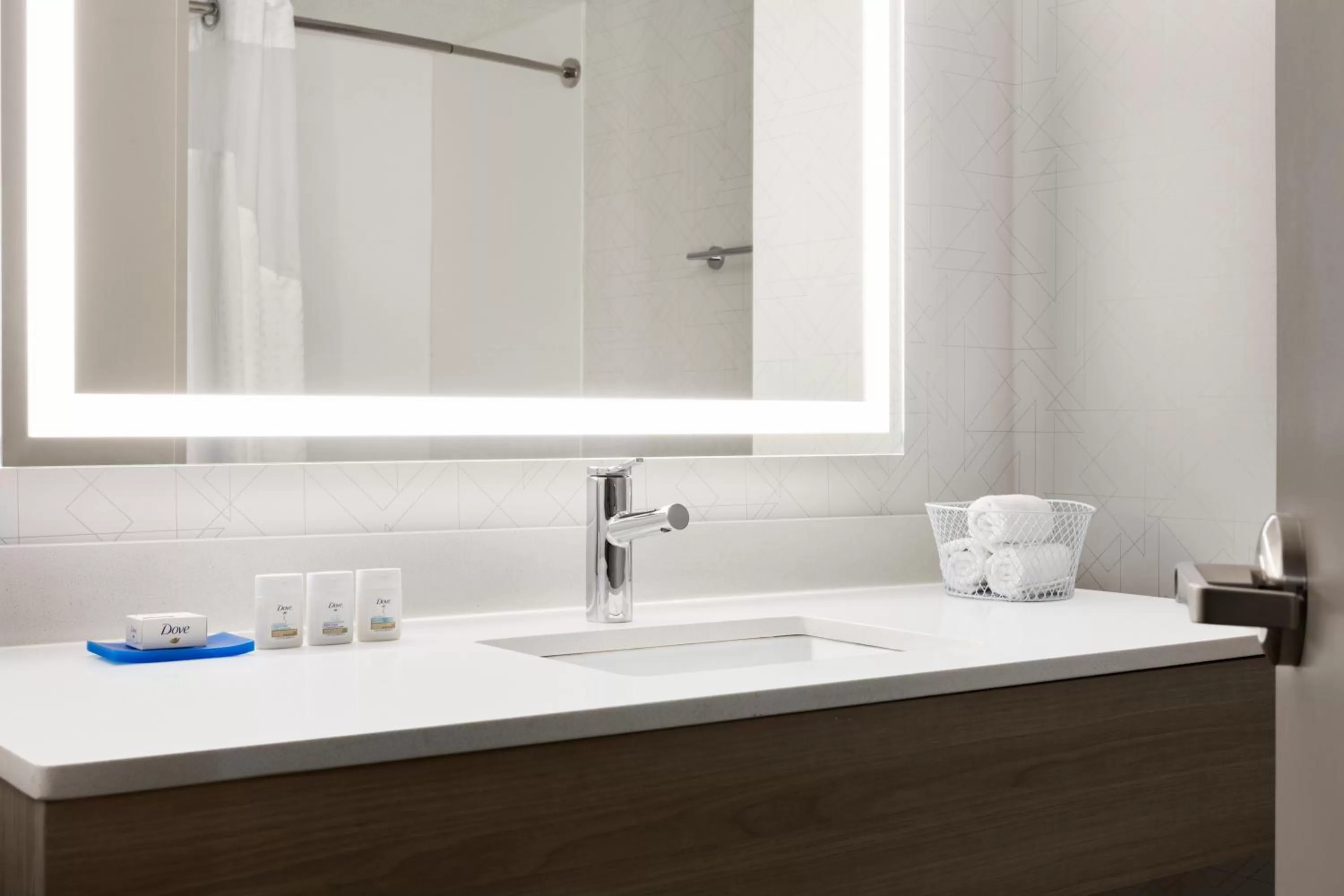 Queen Room with Bath Tub - Hearing and Mobility Accessible in Holiday Inn Express Hotel & Suites Greenville-Downtown, an IHG Hotel