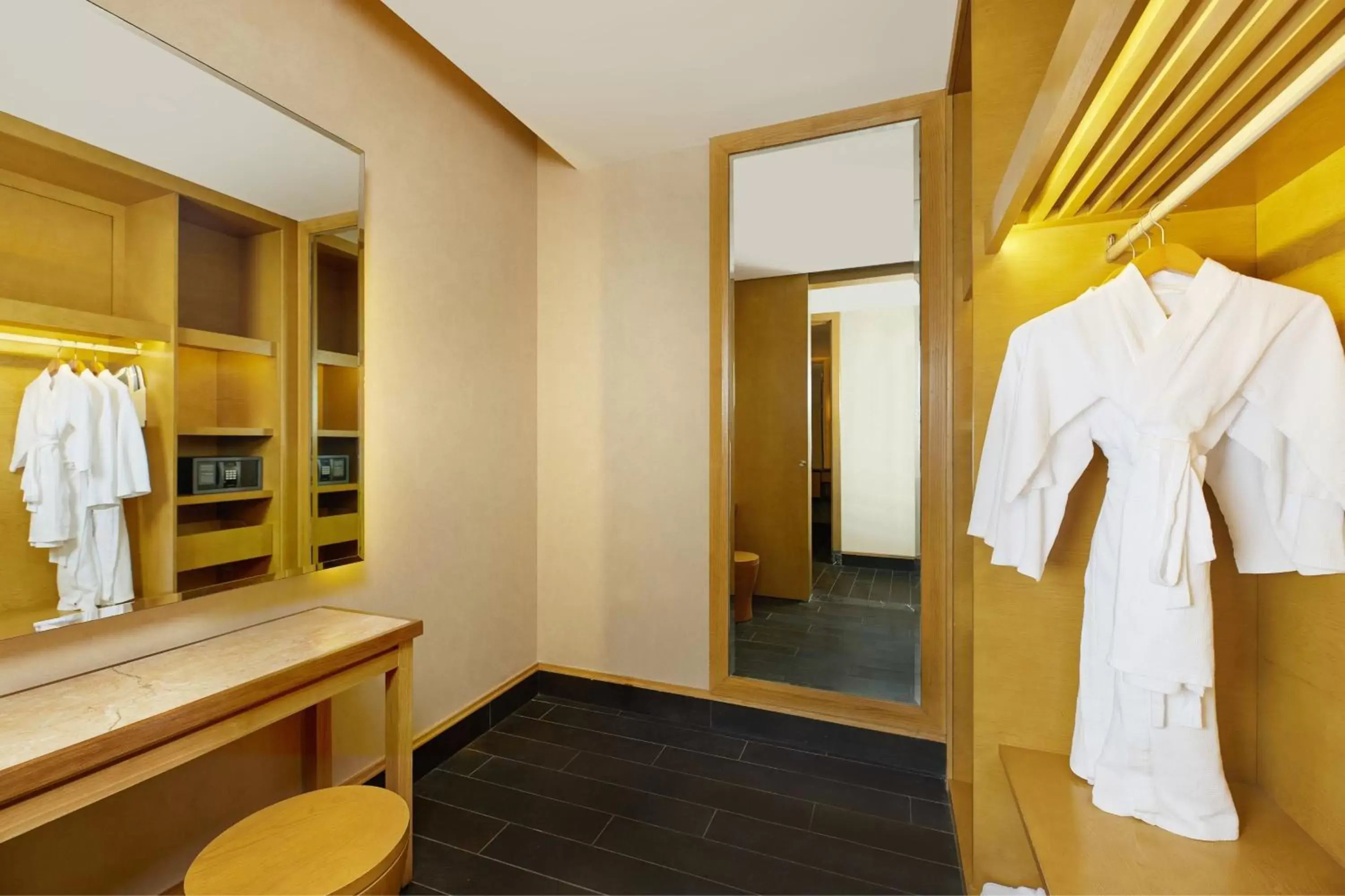 Photo of the whole room, Bathroom in Four Points by Sheraton Hainan, Sanya