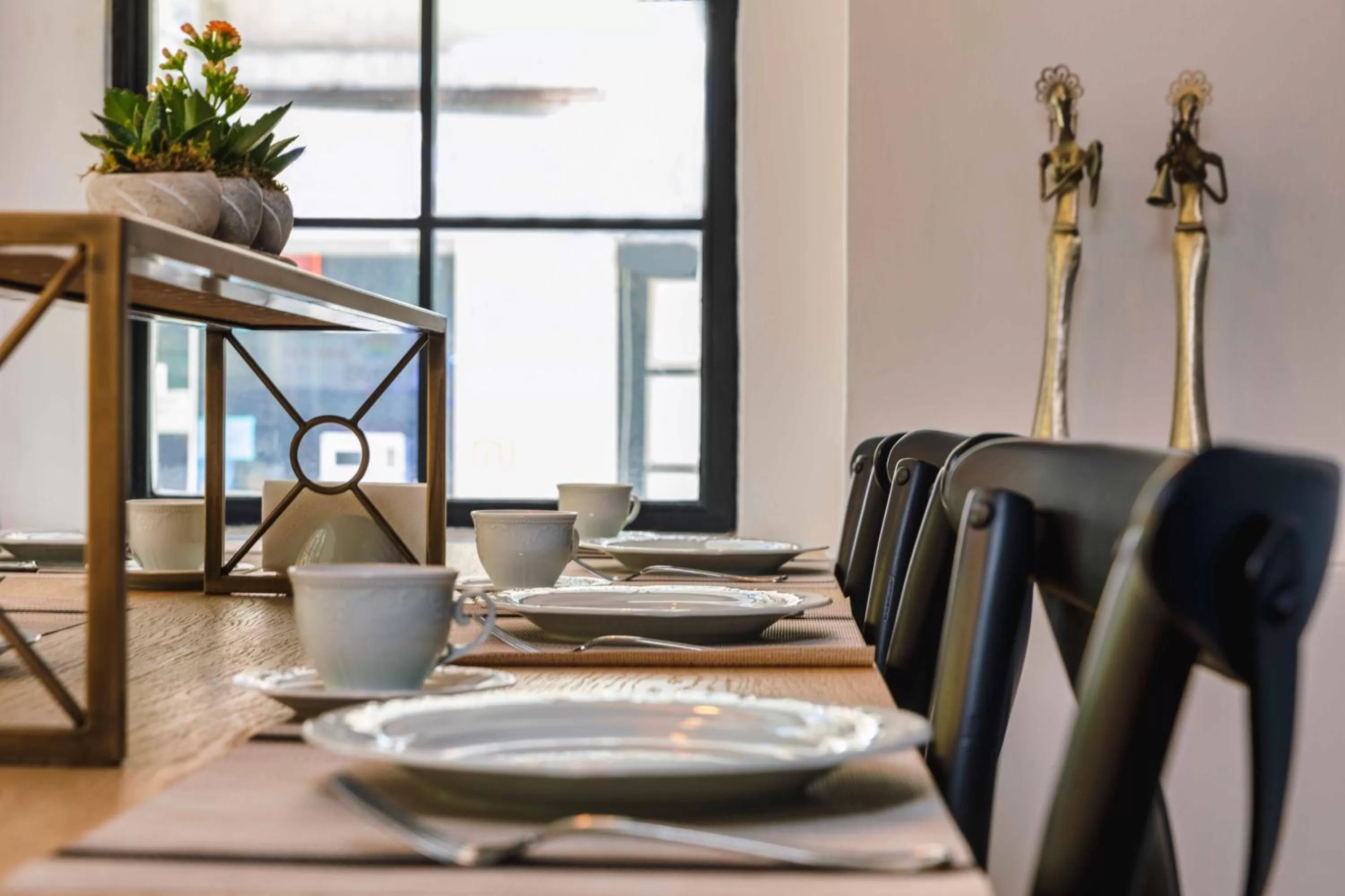 Restaurant/places to eat in Petros Hotel