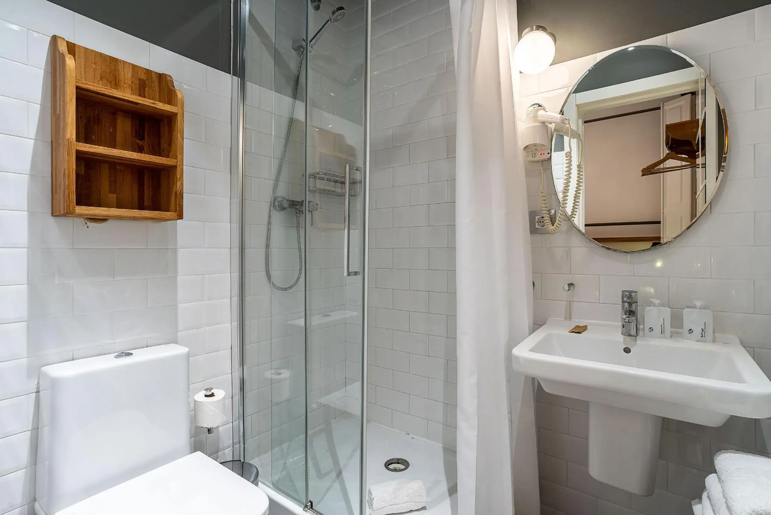 Shower, Bathroom in Casa Gracia Barcelona Hostel