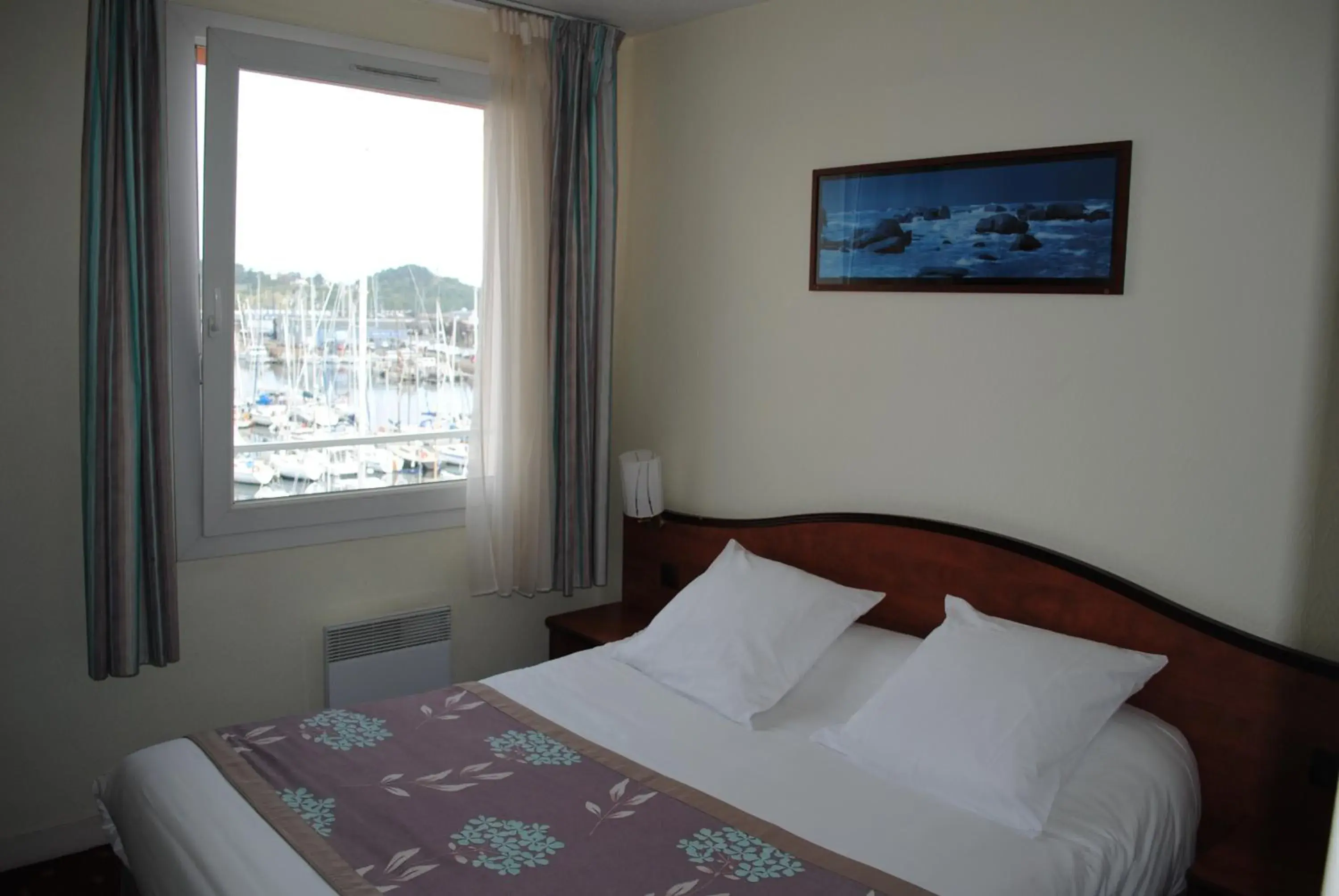 Photo of the whole room, Bed in Hotel Le Goelo - Port de Paimpol