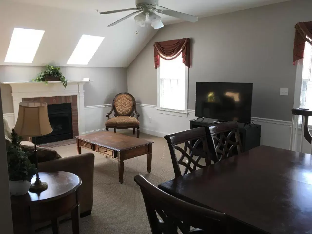 Living room, Seating Area in Essex Street Inn & Suites, Ascend Hotel Collection