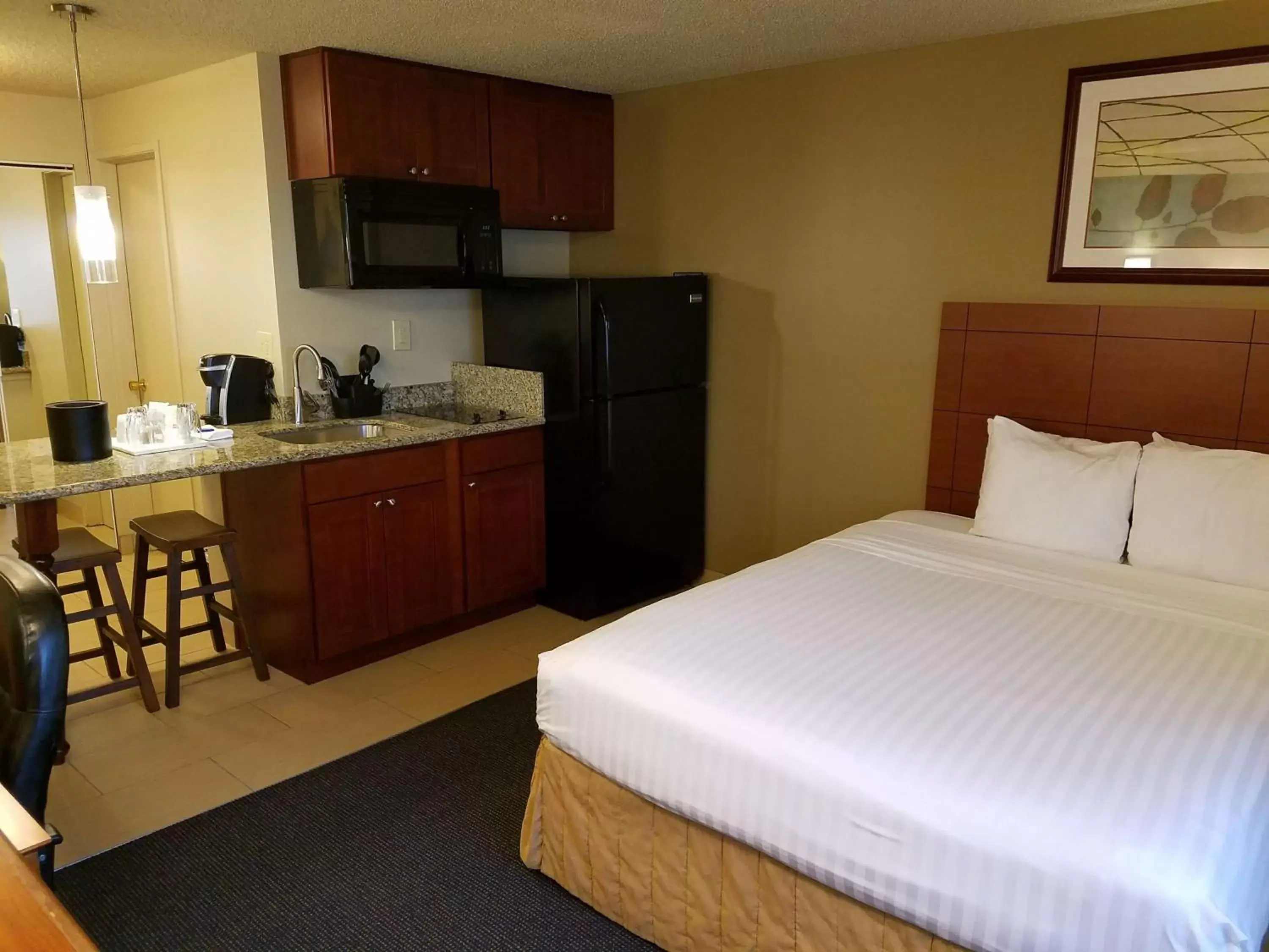 Photo of the whole room, Kitchen/Kitchenette in Best Western Cascadia Inn