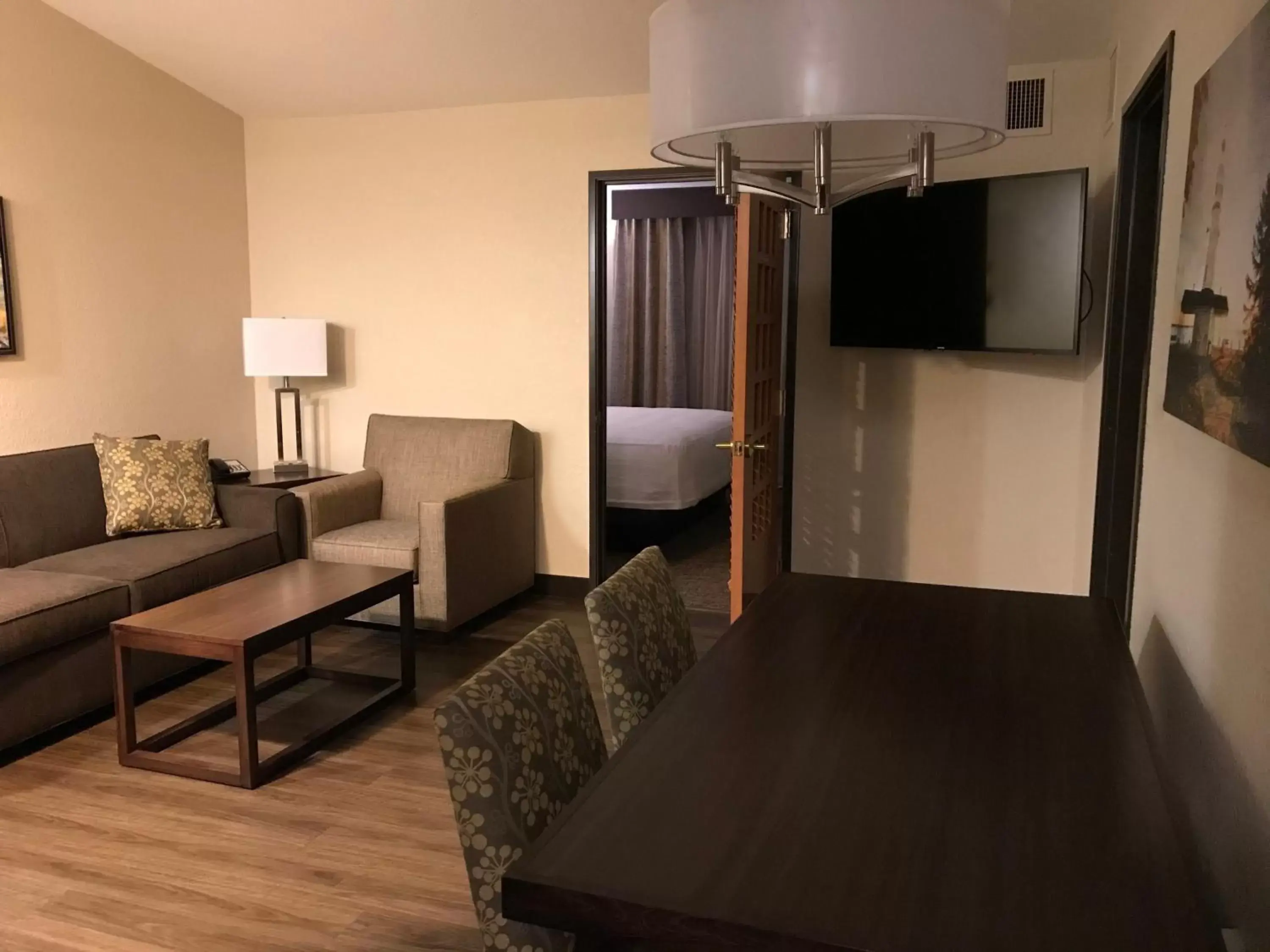 Living room, TV/Entertainment Center in Best Western Premier Bridgewood Hotel Resort